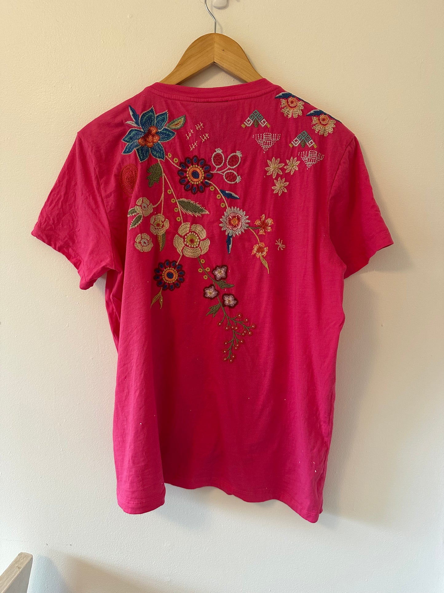 Johnny Was Griffin Easy Fit Tee in Flamingo Pink - Medium