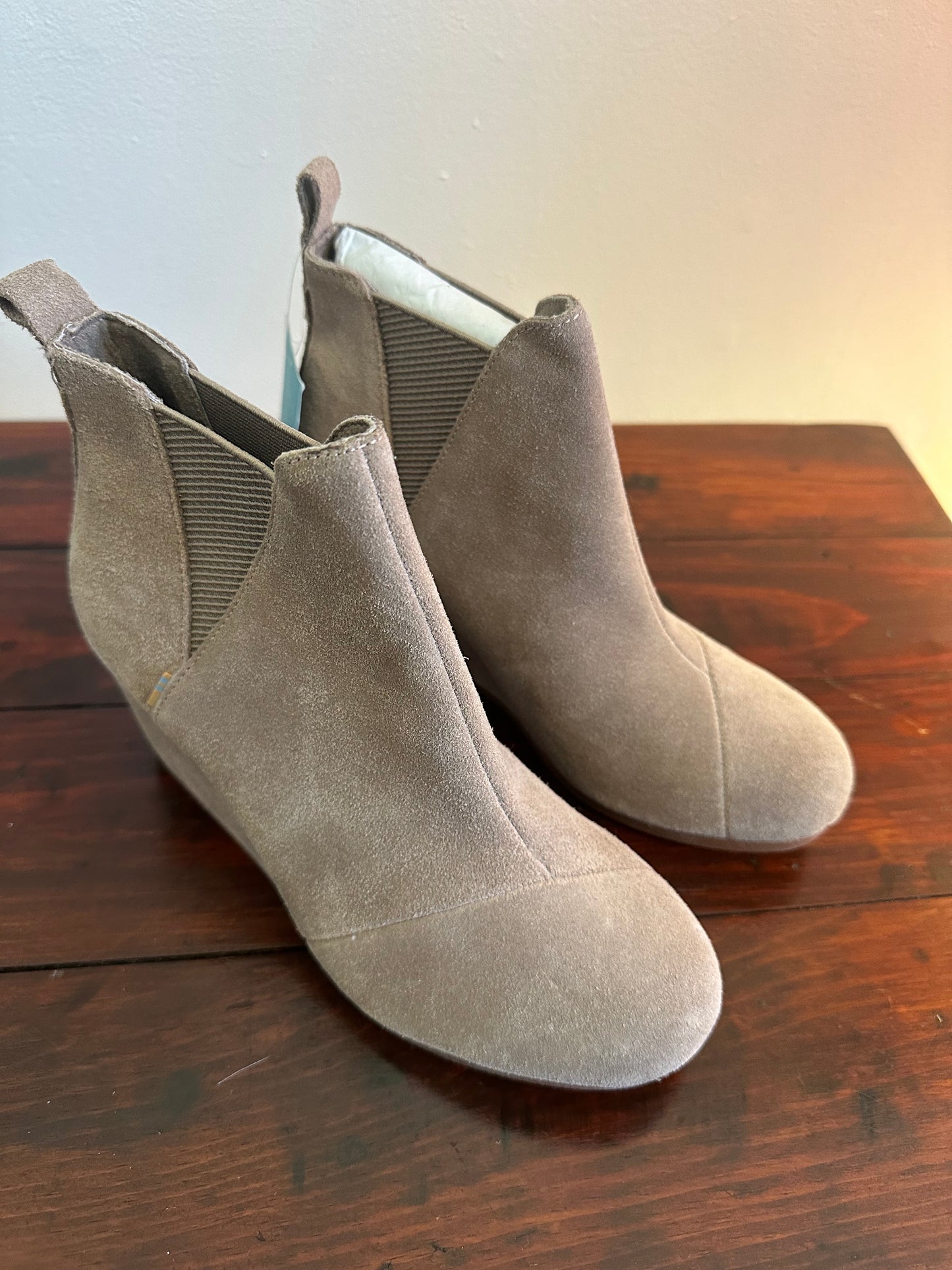 NWT TOMS Kelsey Suede Wedge Ankle Boots - Tan Size 7.5
