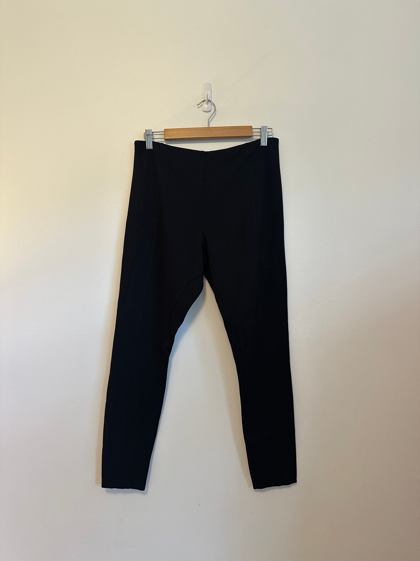 Lyssé Signature Center Seam Ponte Leggings in Black | Size Large