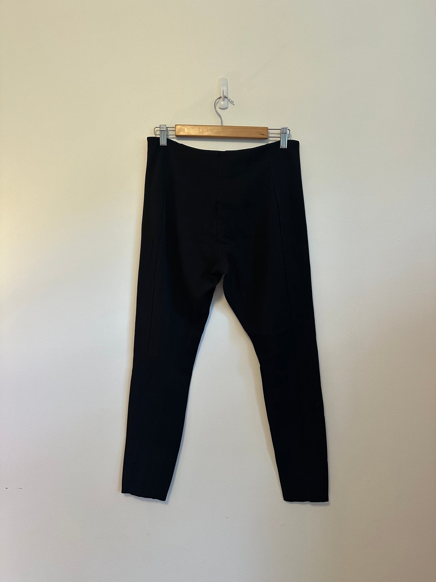 Lyssé Signature Center Seam Ponte Leggings in Black | Size Large