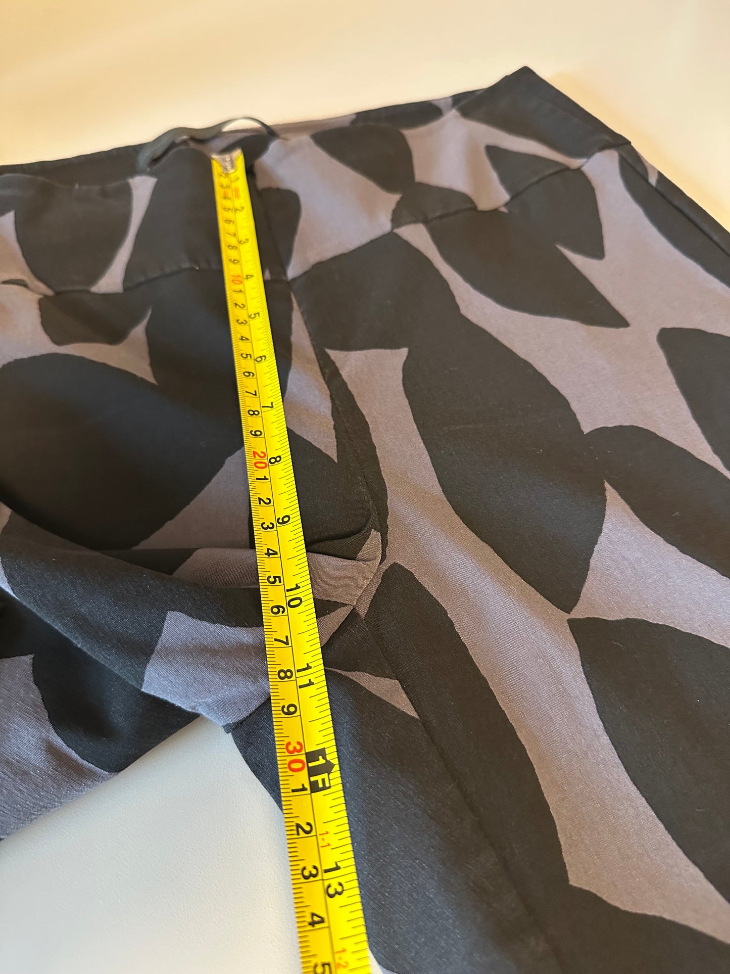 Porto Abstract Petal Leaf Slim Pants | Size 3 (Large)