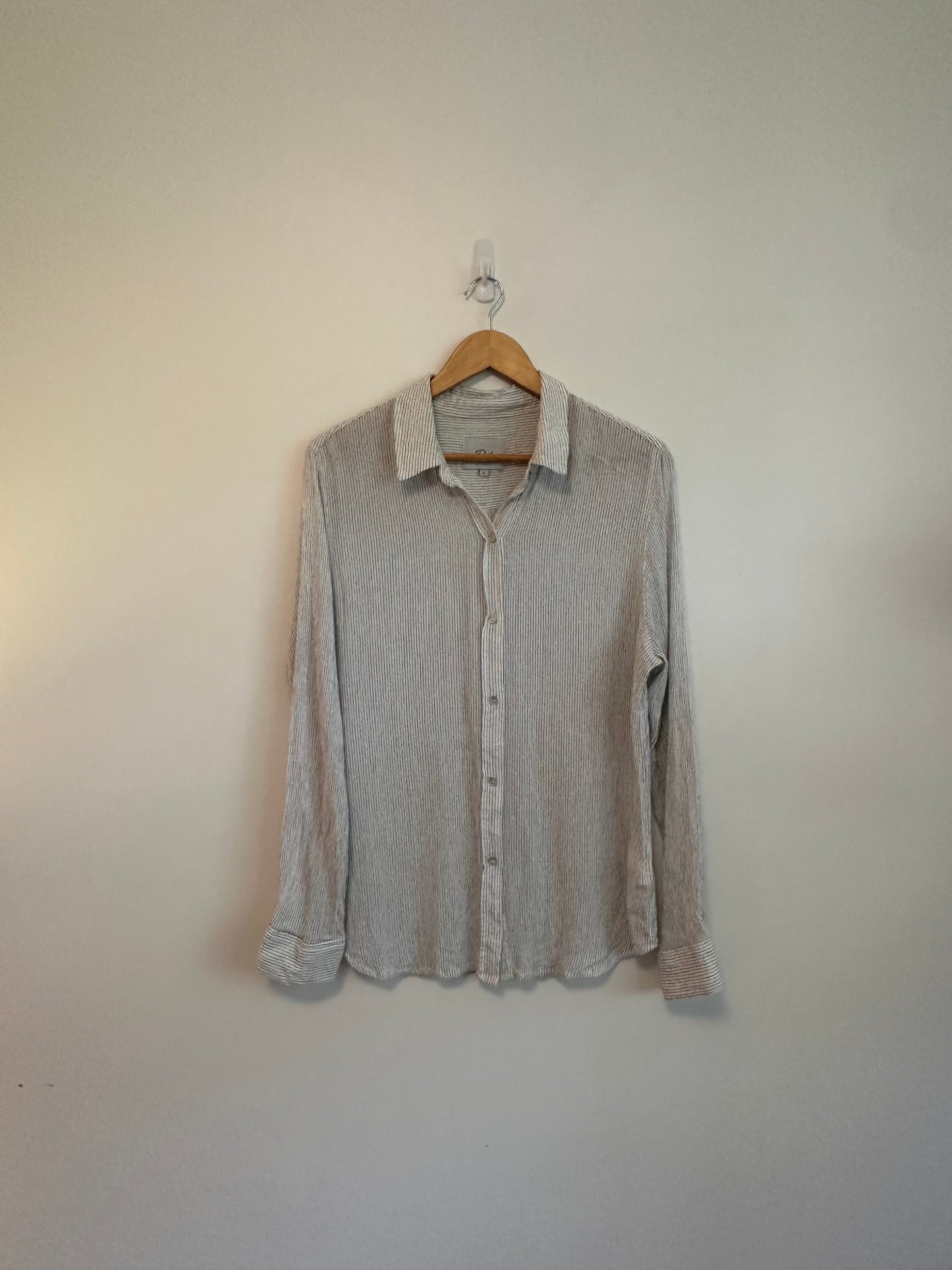 Rails Lightweight Button Front Shirt in Gray and White Stripes | Size Large