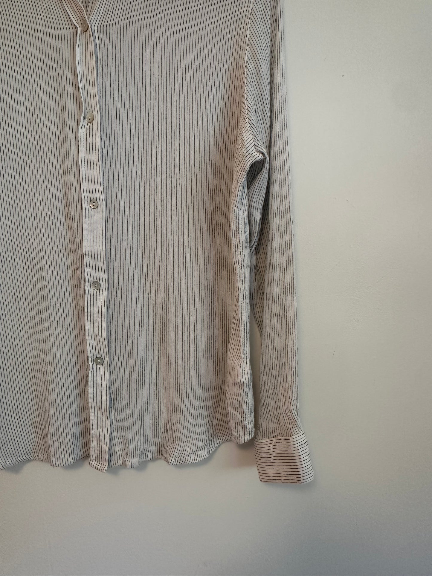 Rails Lightweight Button Front Shirt in Gray and White Stripes | Size Large