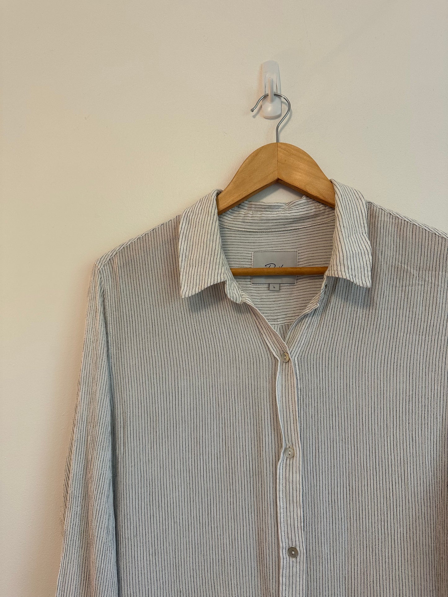 Rails Lightweight Button Front Shirt in Gray and White Stripes | Size Large
