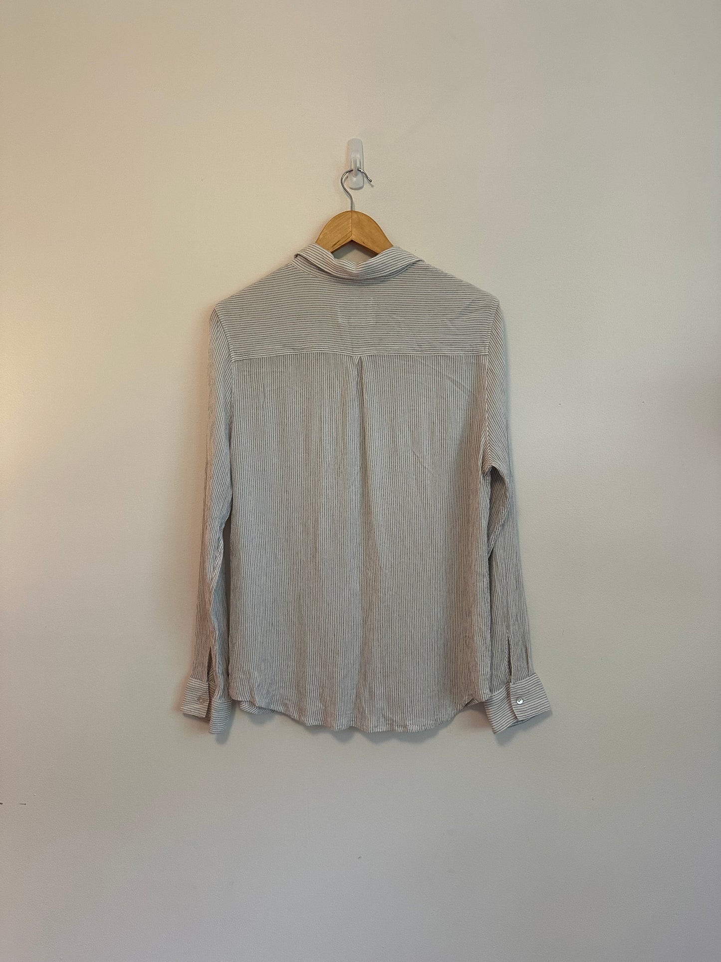 Rails Lightweight Button Front Shirt in Gray and White Stripes | Size Large