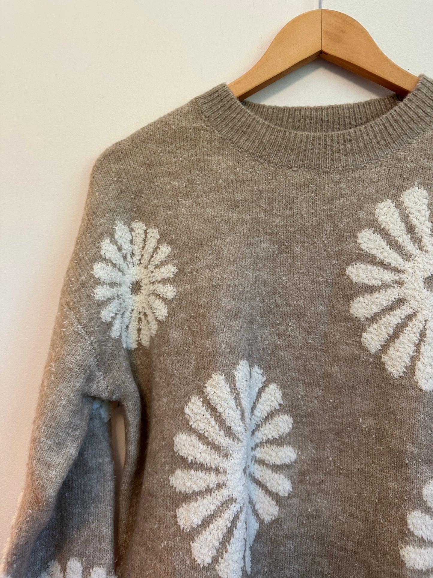 &merci Tan Round Flower Pullover Sweater | Size Small