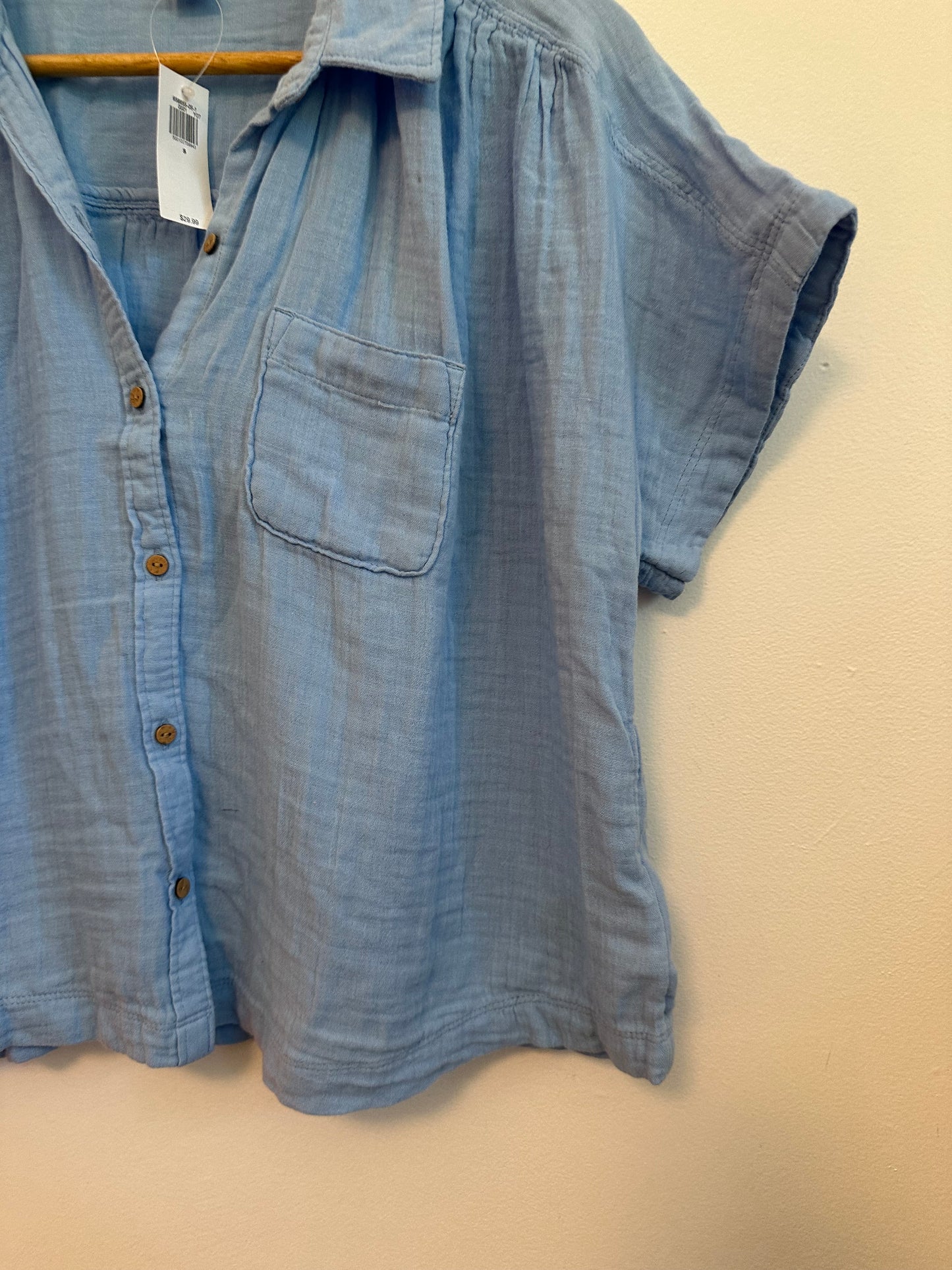 NWT Old Navy Cotton Gauze Short Sleeve Button Down Light Blue Shirt | Size Small