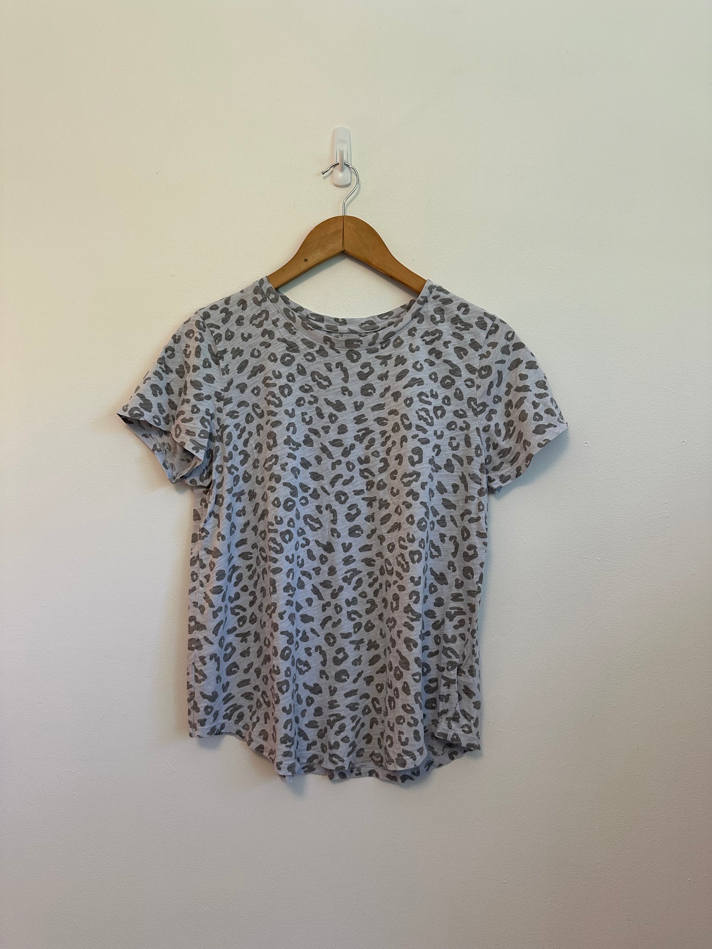 Old Navy Short Sleeve Crew Neck T-Shirt in Gray Leopard | Size Medium