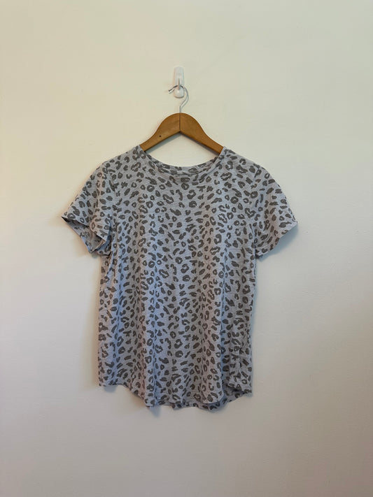 Old Navy Short Sleeve Crew Neck T-Shirt in Gray Leopard | Size Medium