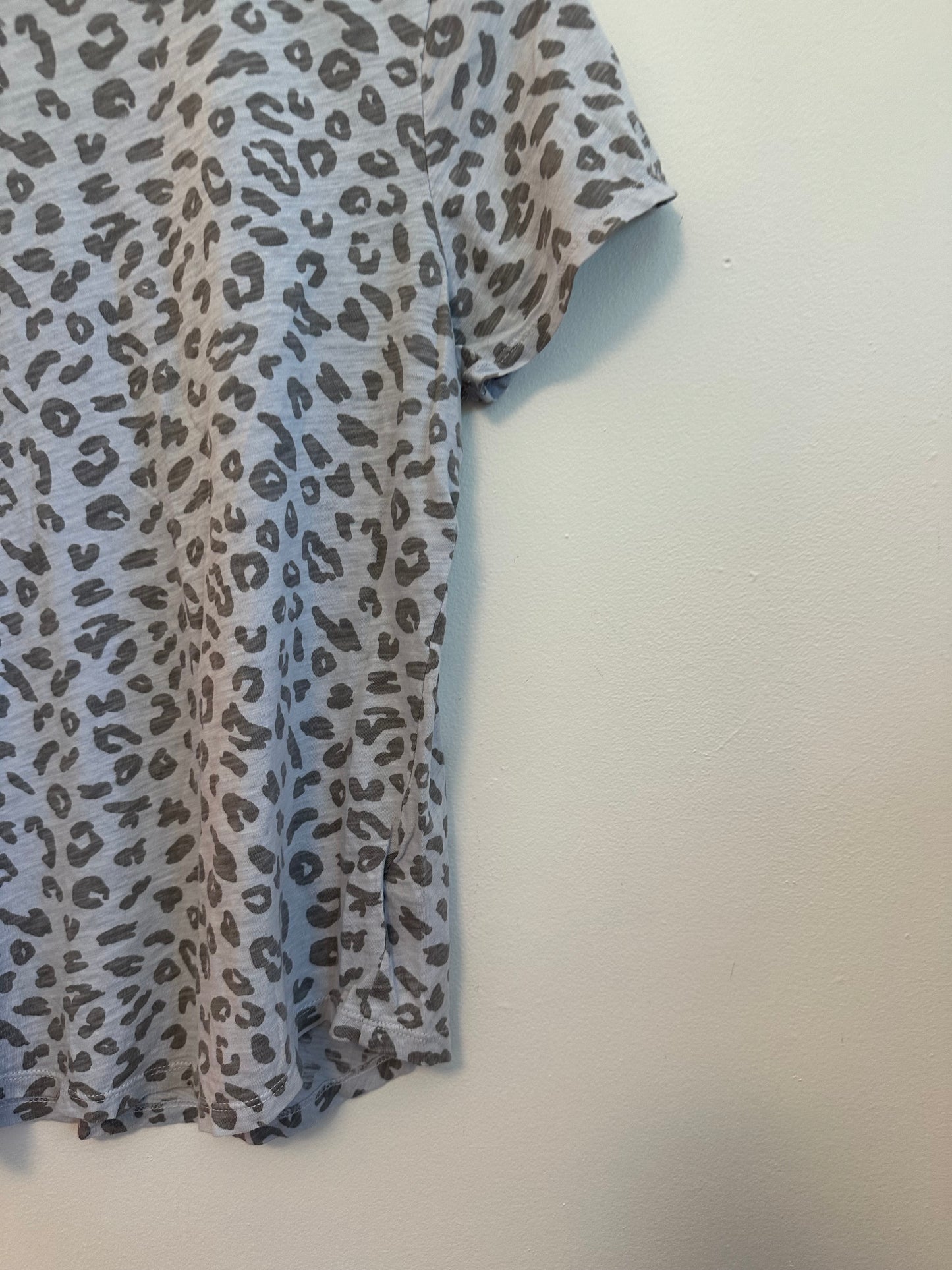 Old Navy Short Sleeve Crew Neck T-Shirt in Gray Leopard | Size Medium