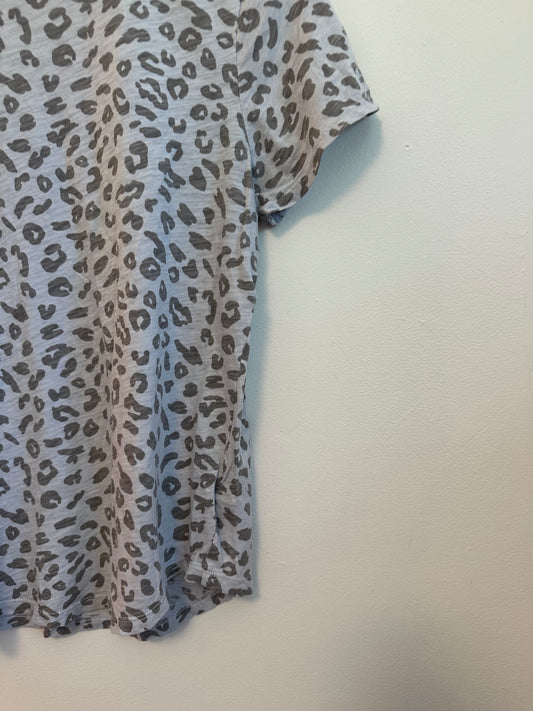 Old Navy Short Sleeve Crew Neck T-Shirt in Gray Leopard | Size Medium