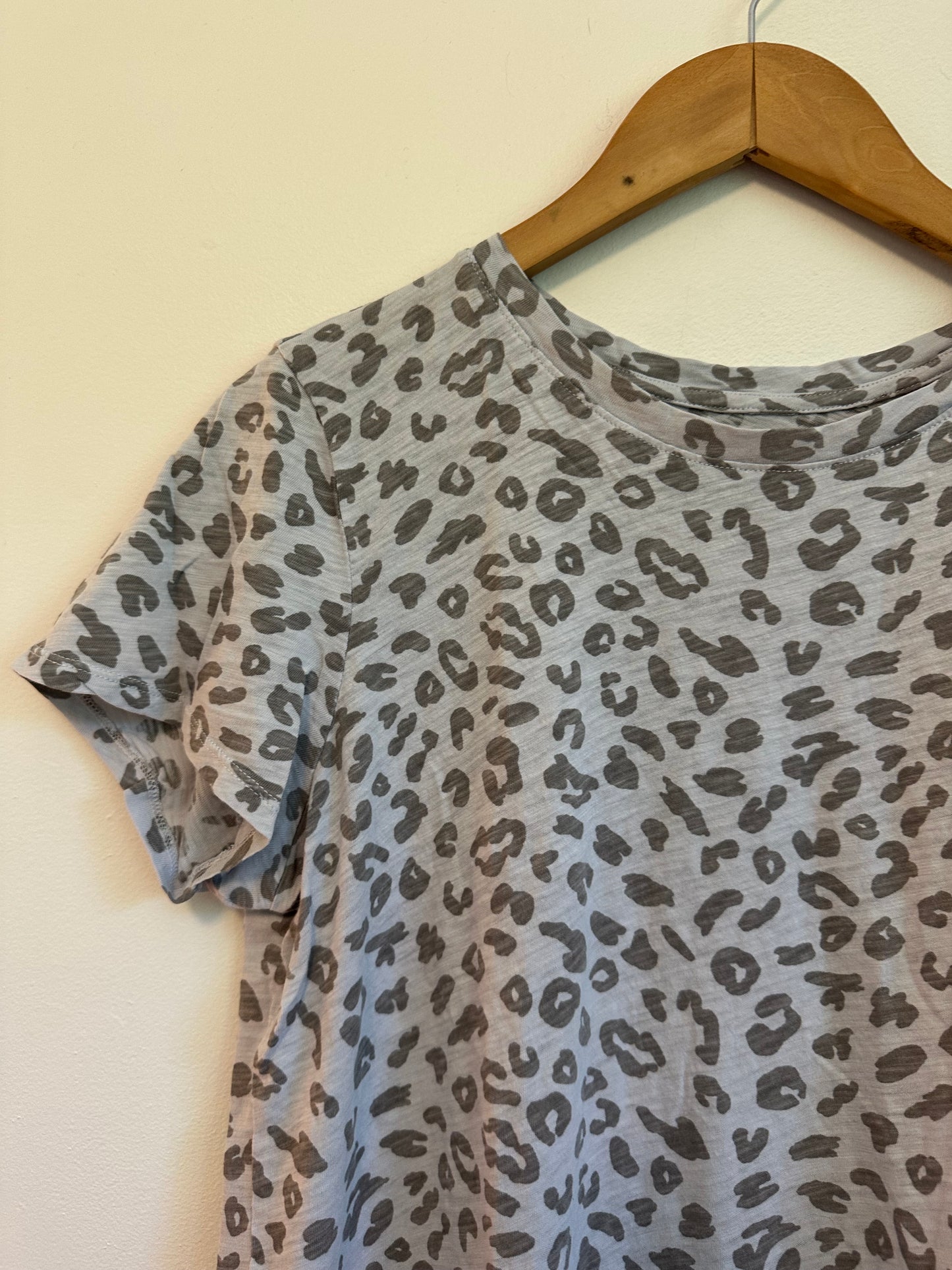 Old Navy Short Sleeve Crew Neck T-Shirt in Gray Leopard | Size Medium