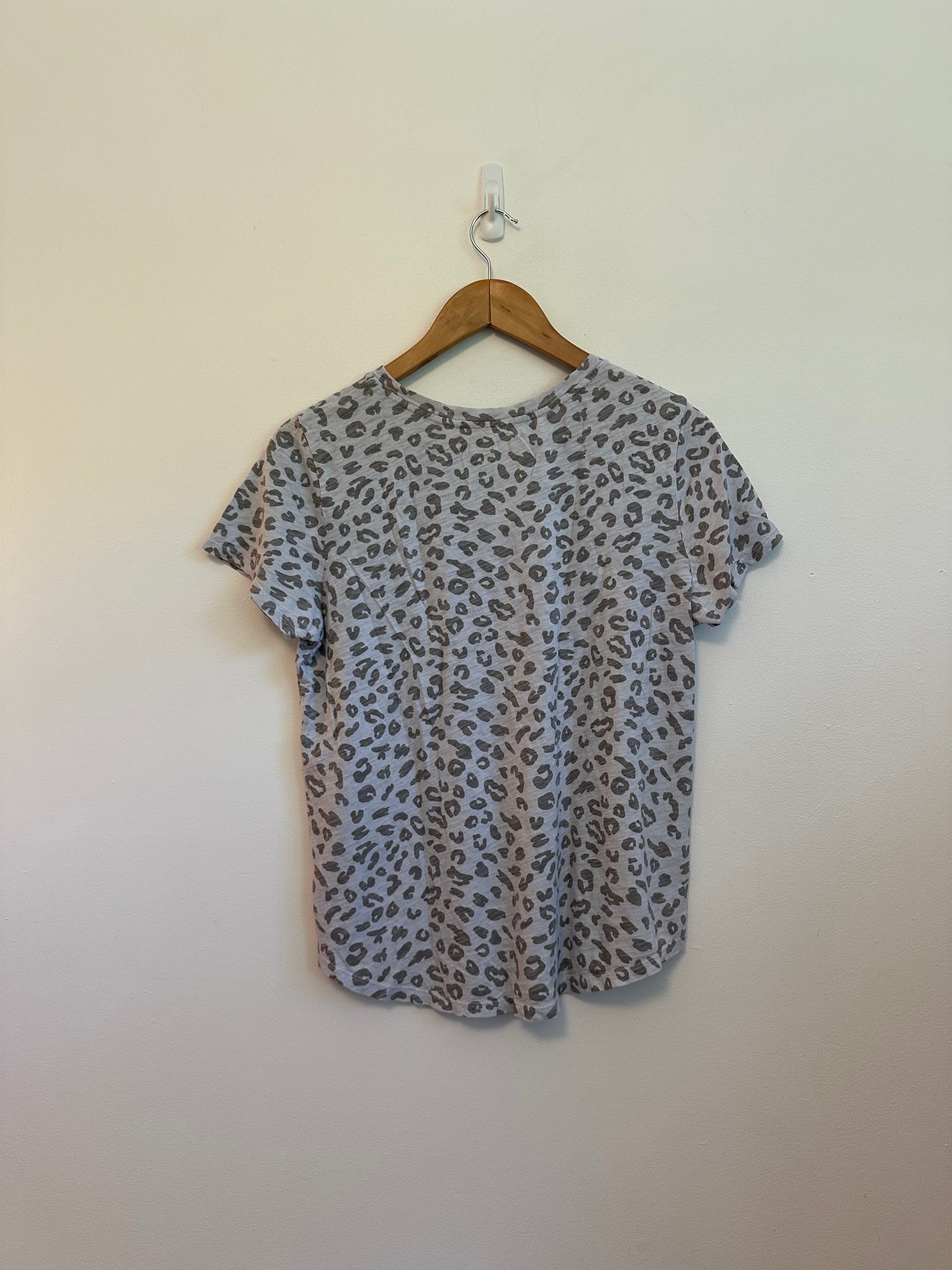 Old Navy Short Sleeve Crew Neck T-Shirt in Gray Leopard | Size Medium