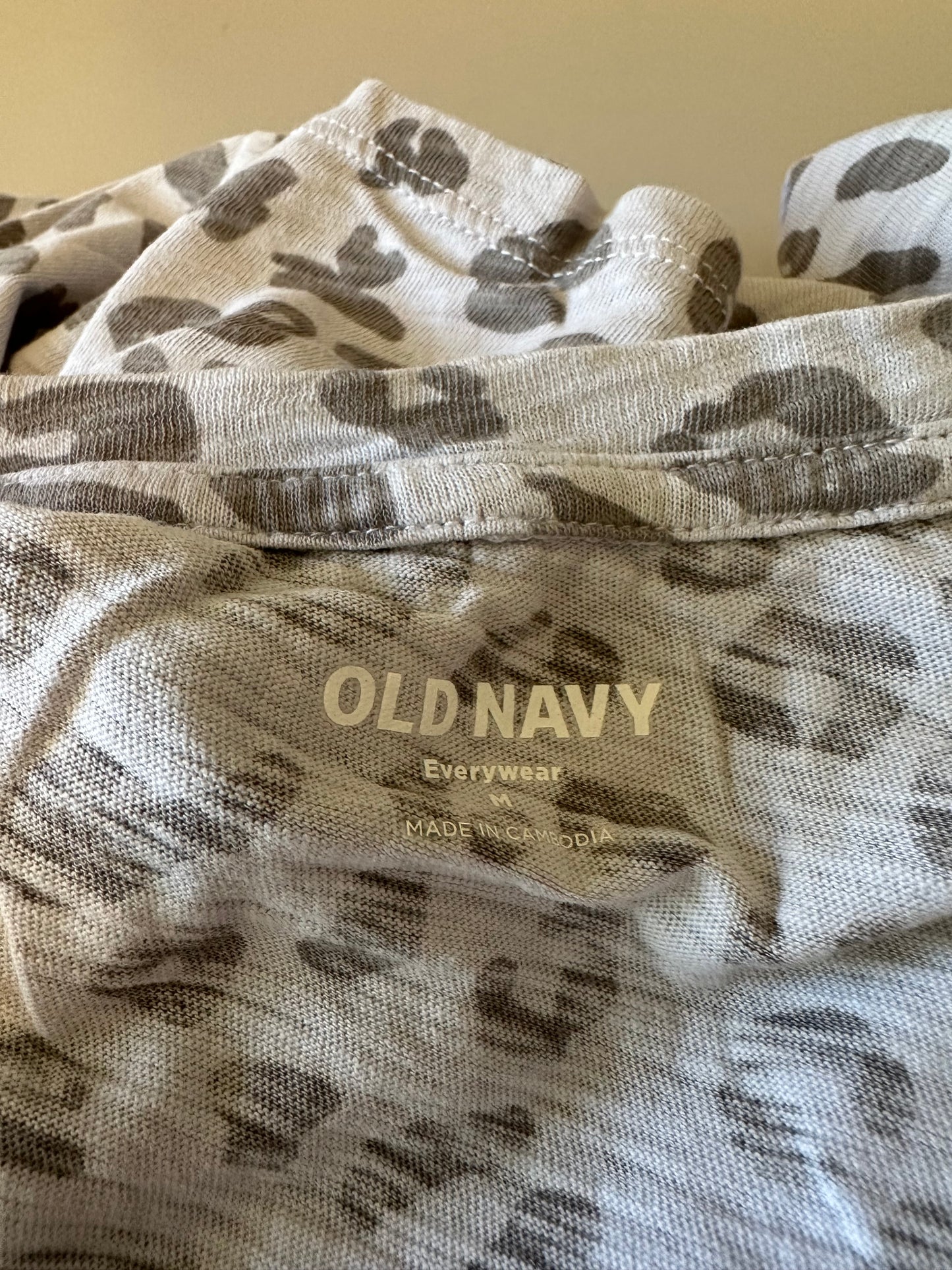 Old Navy Short Sleeve Crew Neck T-Shirt in Gray Leopard | Size Medium