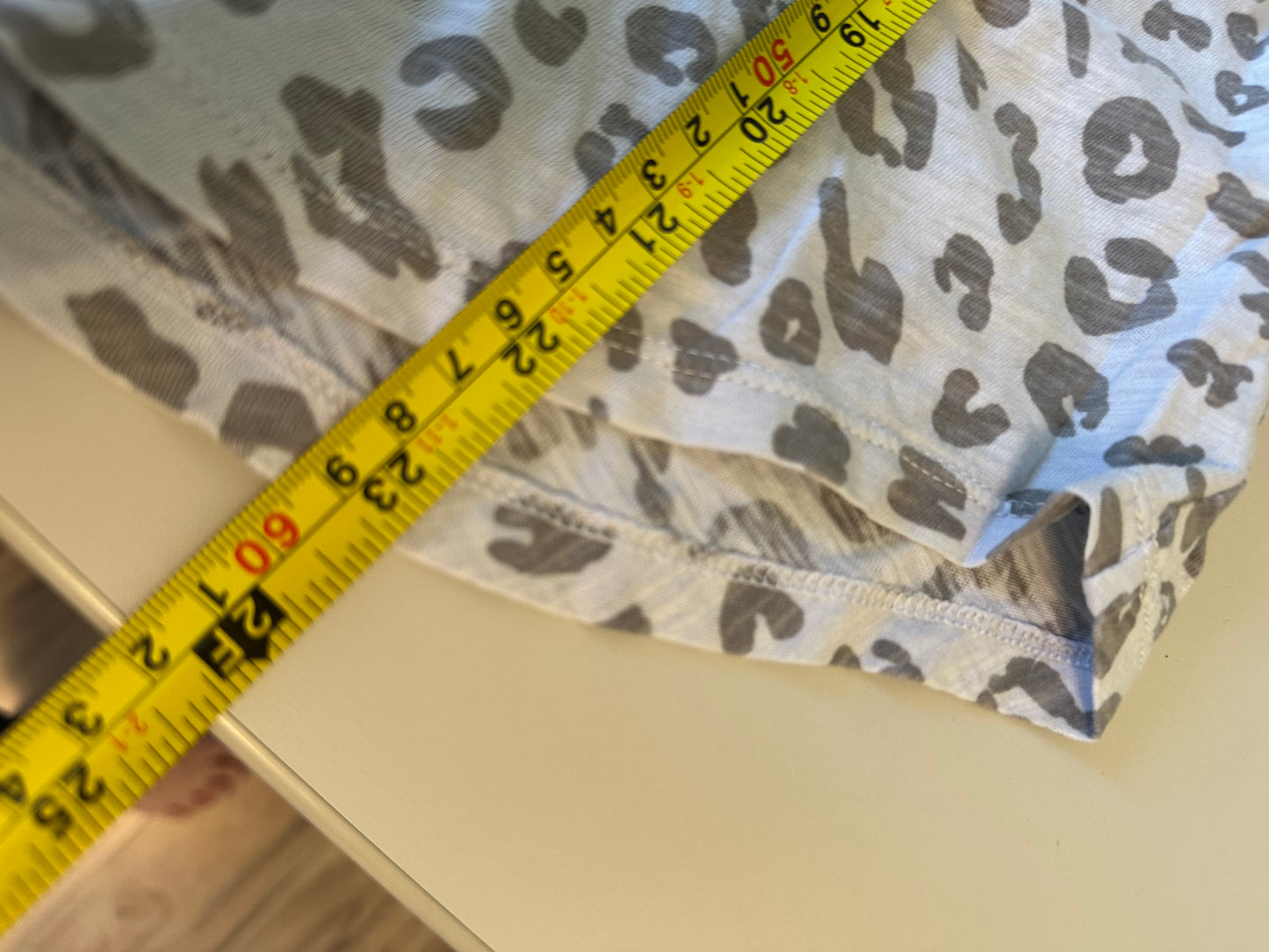 Old Navy Short Sleeve Crew Neck T-Shirt in Gray Leopard | Size Medium