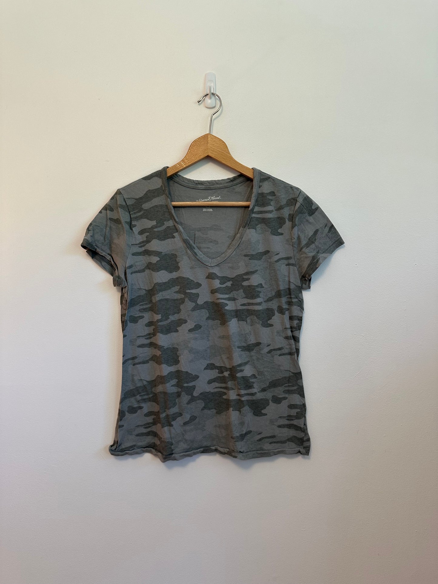 Universal Thread Camo Green Short Sleeve V-Neck Cotton T-Shirt | Size Small