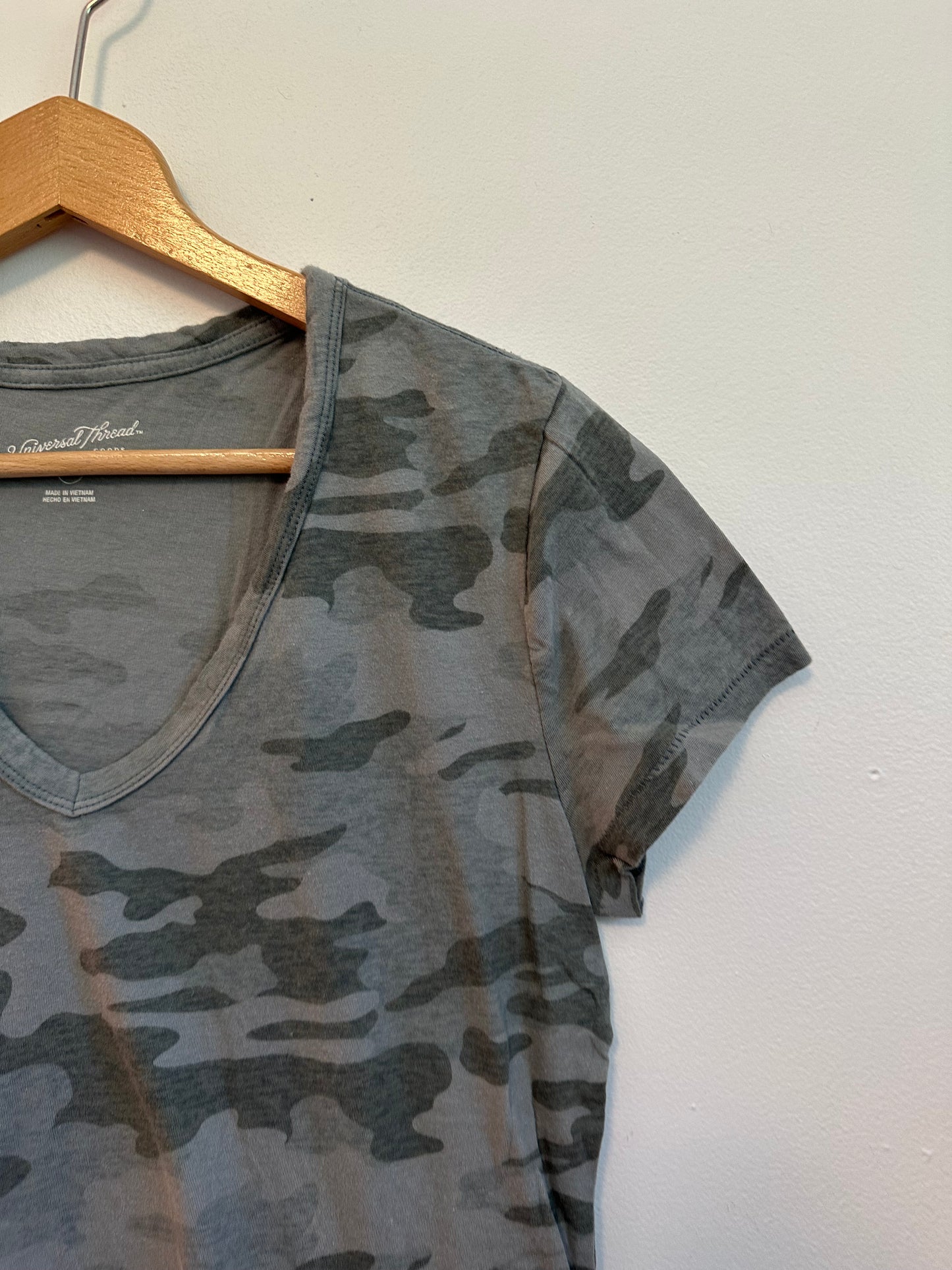 Universal Thread Camo Green Short Sleeve V-Neck Cotton T-Shirt | Size Small