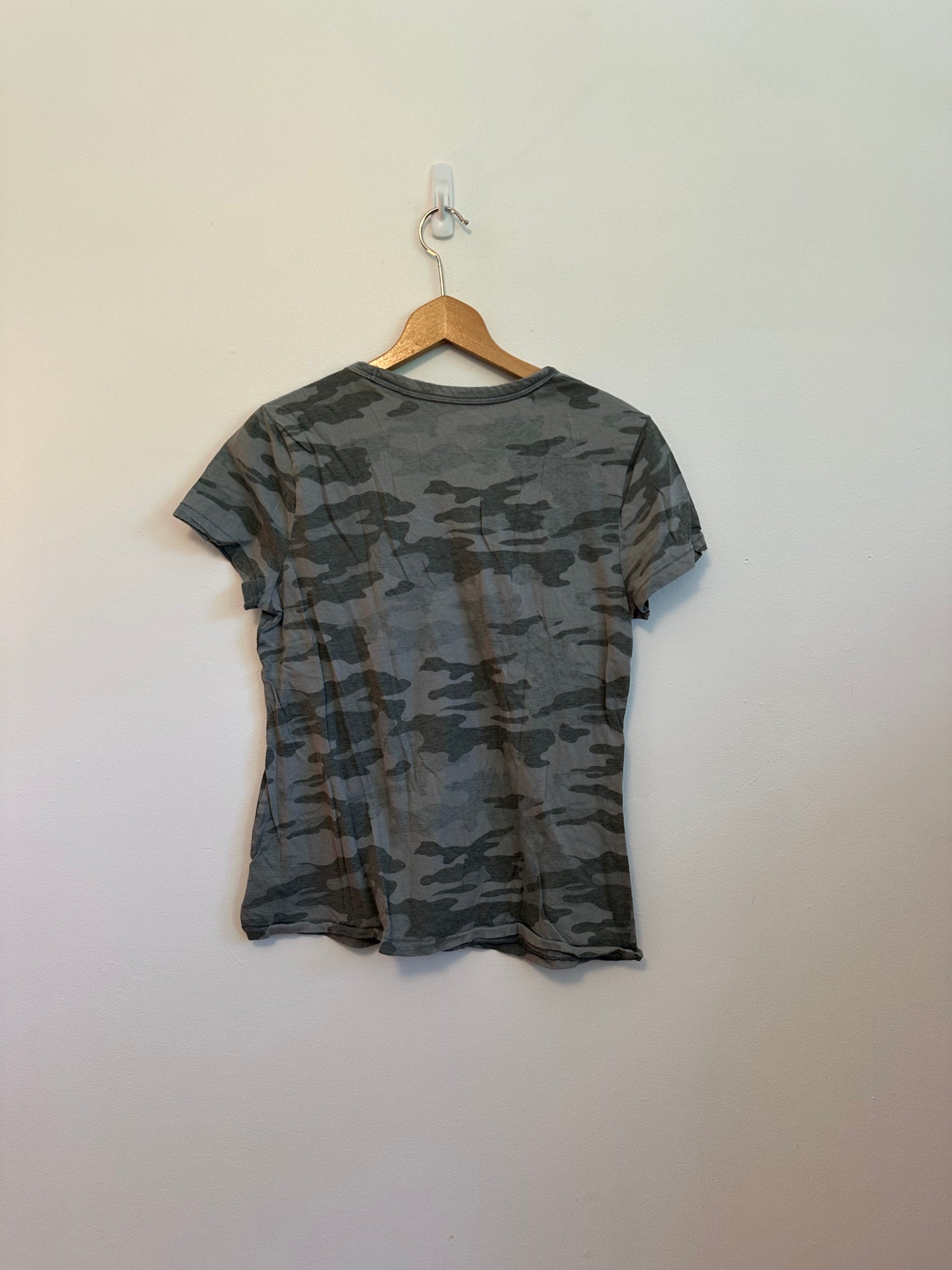Universal Thread Camo Green Short Sleeve V-Neck Cotton T-Shirt | Size Small