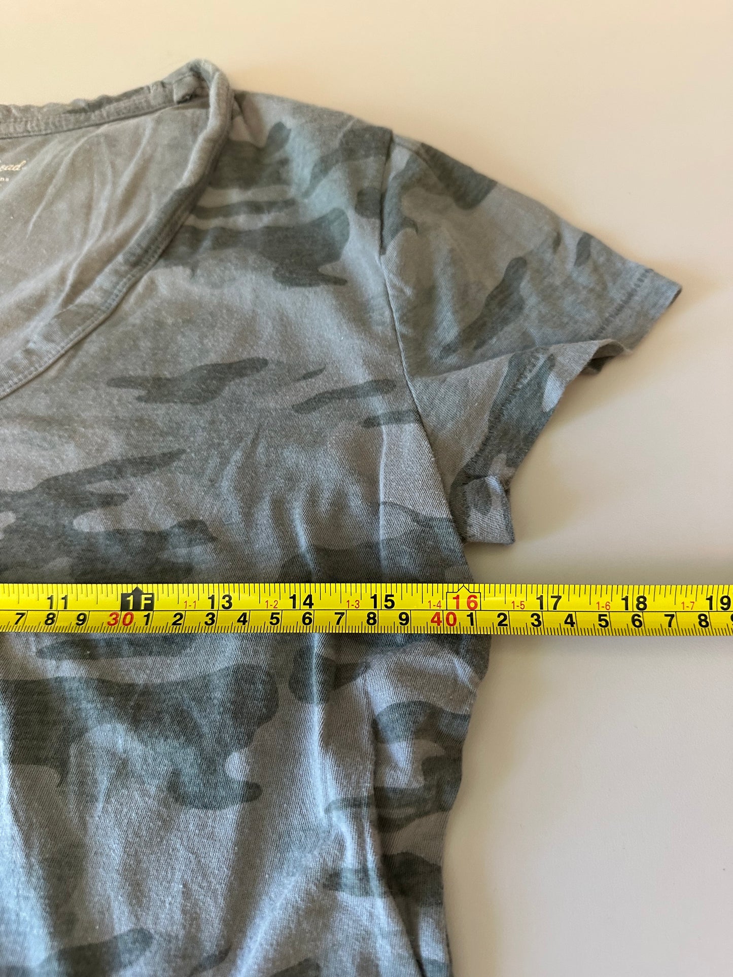 Universal Thread Camo Green Short Sleeve V-Neck Cotton T-Shirt | Size Small