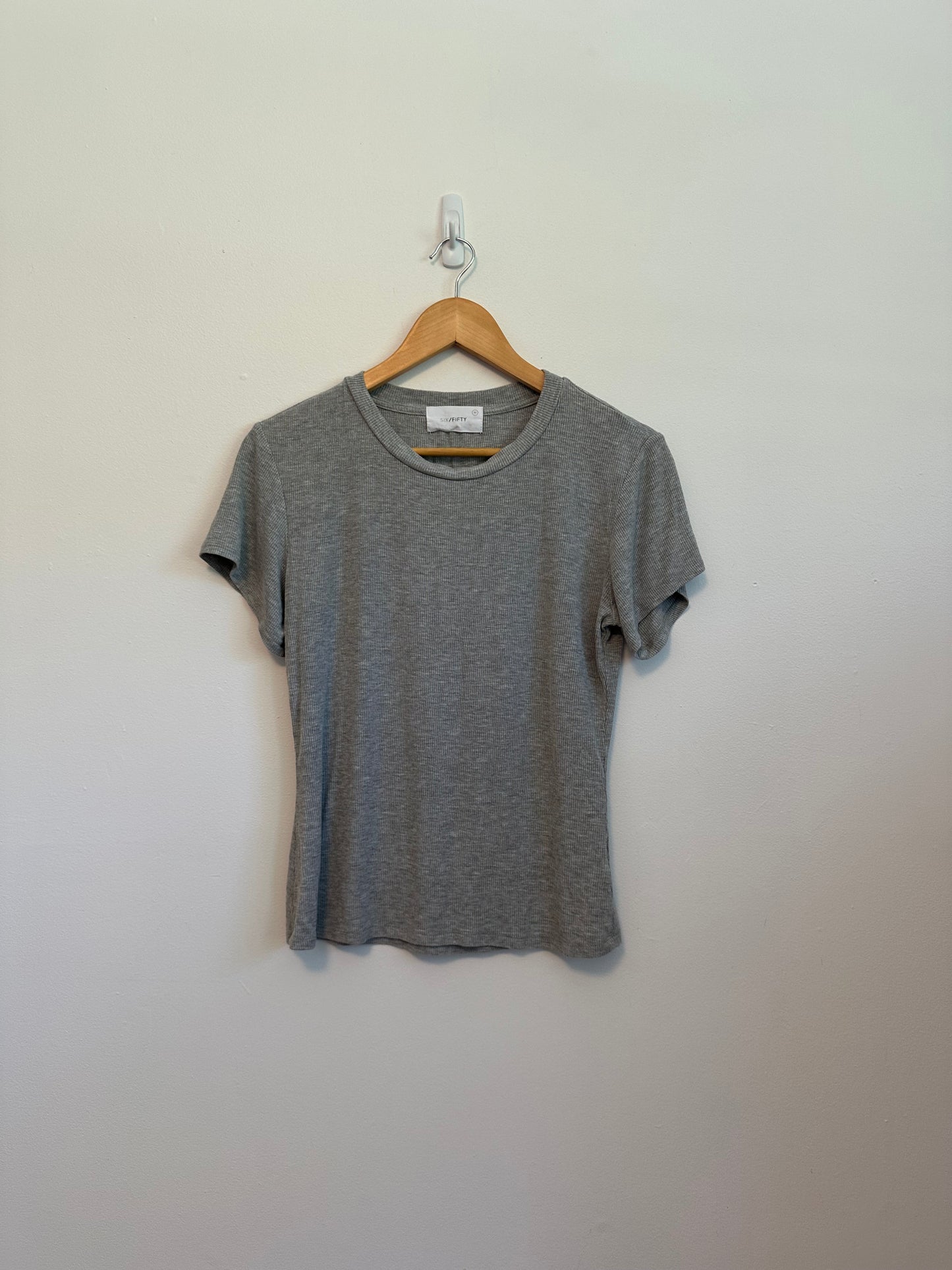 Six Fifty Gray Ribbed Short Sleeve Crewneck T-Shirt | Size Medium
