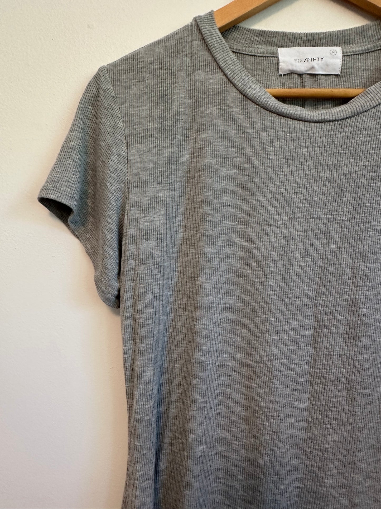 Six Fifty Gray Ribbed Short Sleeve Crewneck T-Shirt | Size Medium