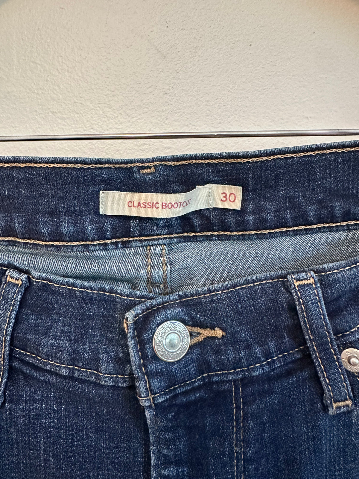 Levis Classic Bootcut Jeans in Dark Wash Blue | Size 30