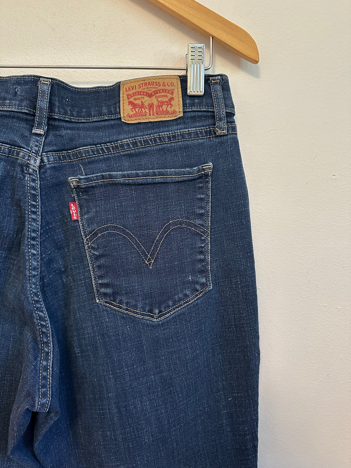 Levis Classic Bootcut Jeans in Dark Wash Blue | Size 30