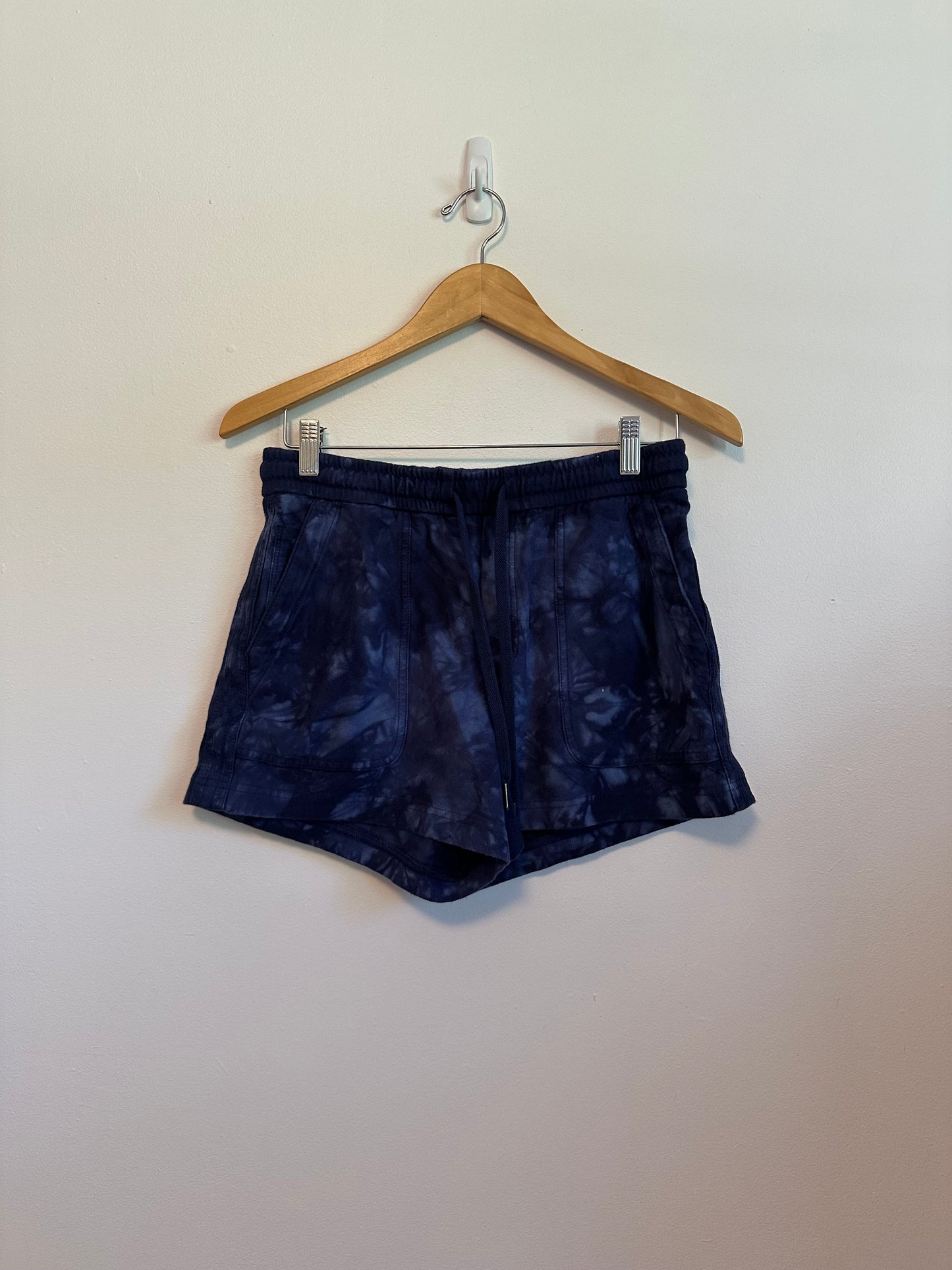 Athleta Farallon Drawstring Waist Shorts in Navy Blue Tie Dye Cotton Spandex | Size Small