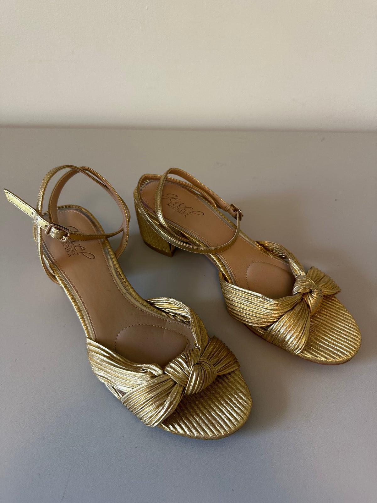 Jewel Badgley Mischka Gold Metallic Pleated Block Heel Sandals | Size 7.5