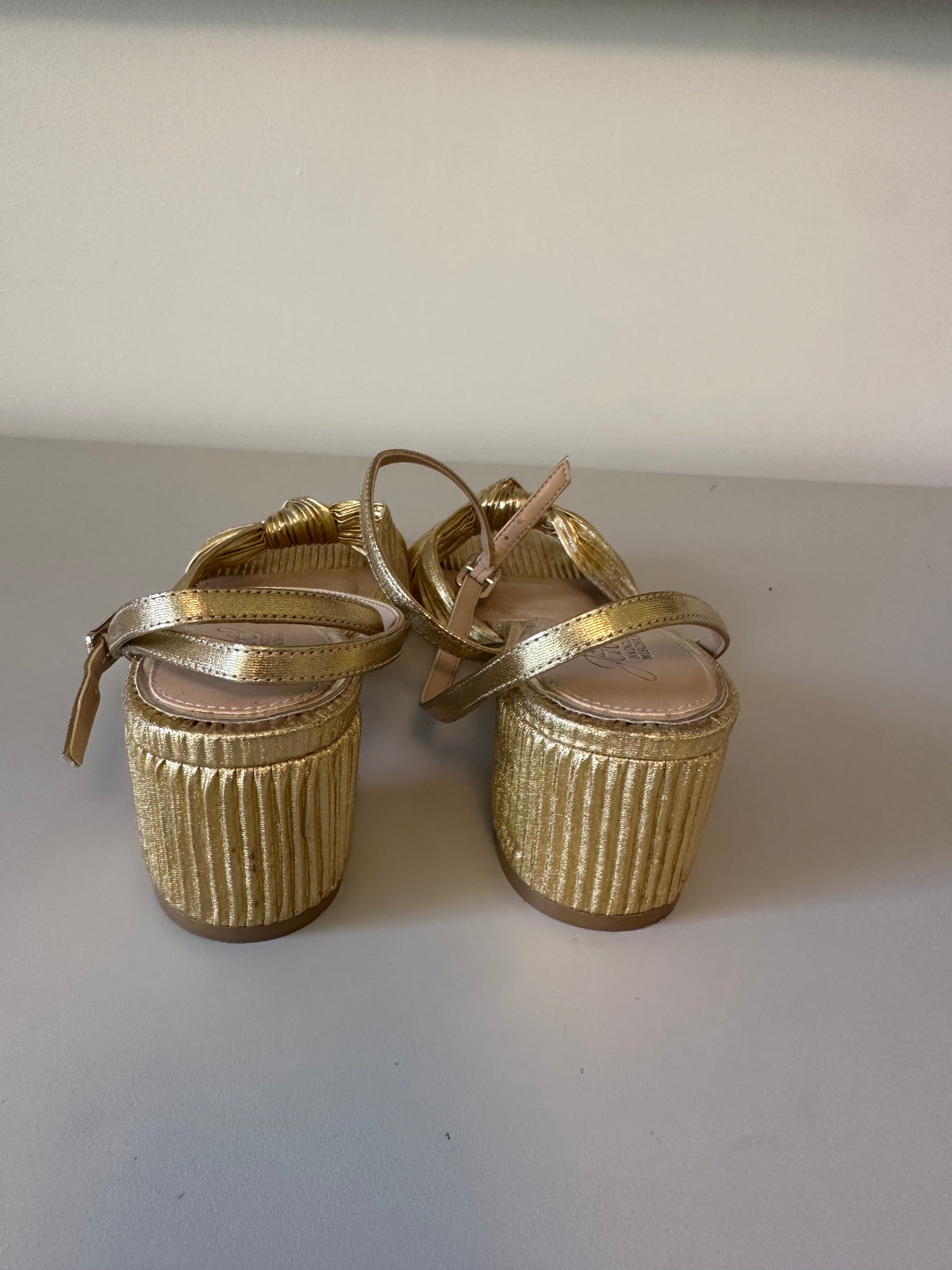 Jewel Badgley Mischka Gold Metallic Pleated Block Heel Sandals | Size 7.5