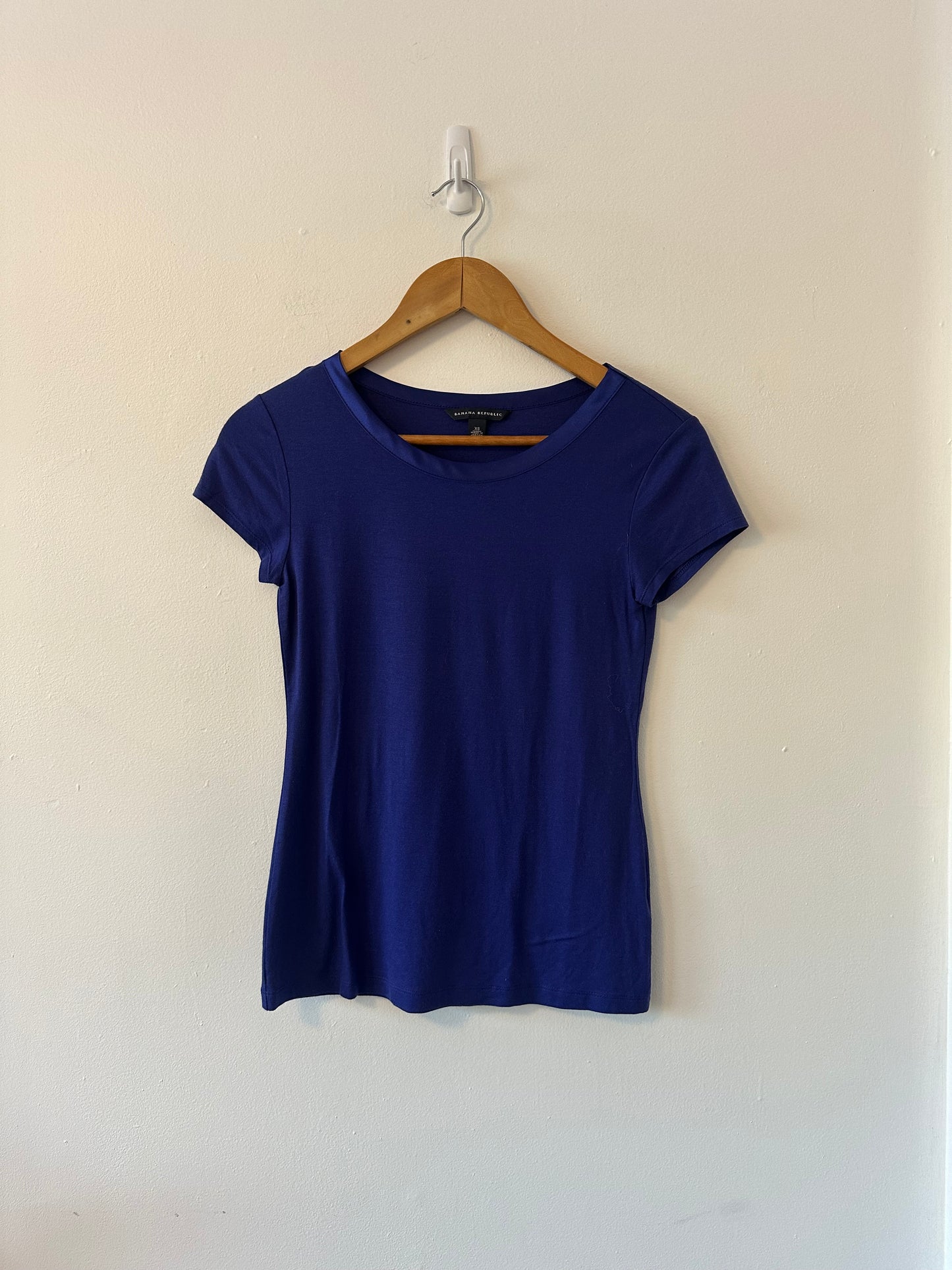 Banana Republic Purple Short Sleeve T-Shirt with Satin Trim | Size XS