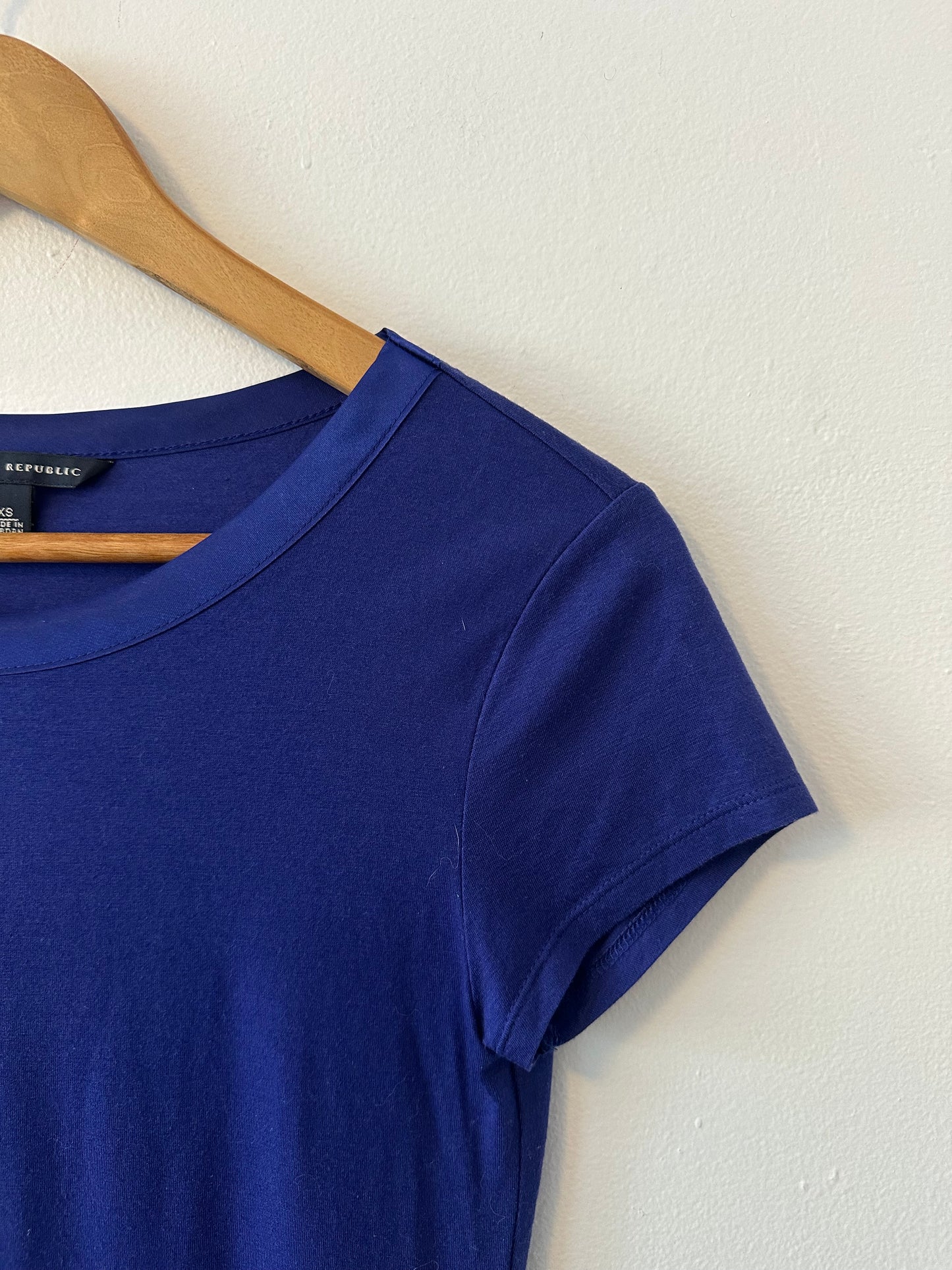 Banana Republic Purple Short Sleeve T-Shirt with Satin Trim | Size XS