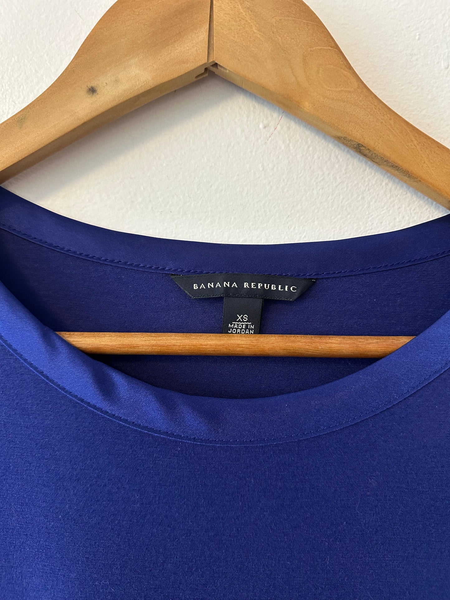 Banana Republic Purple Short Sleeve T-Shirt with Satin Trim | Size XS