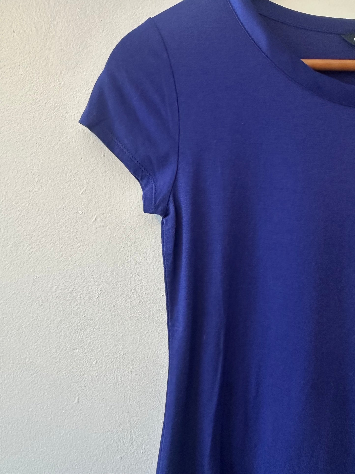 Banana Republic Purple Short Sleeve T-Shirt with Satin Trim | Size XS