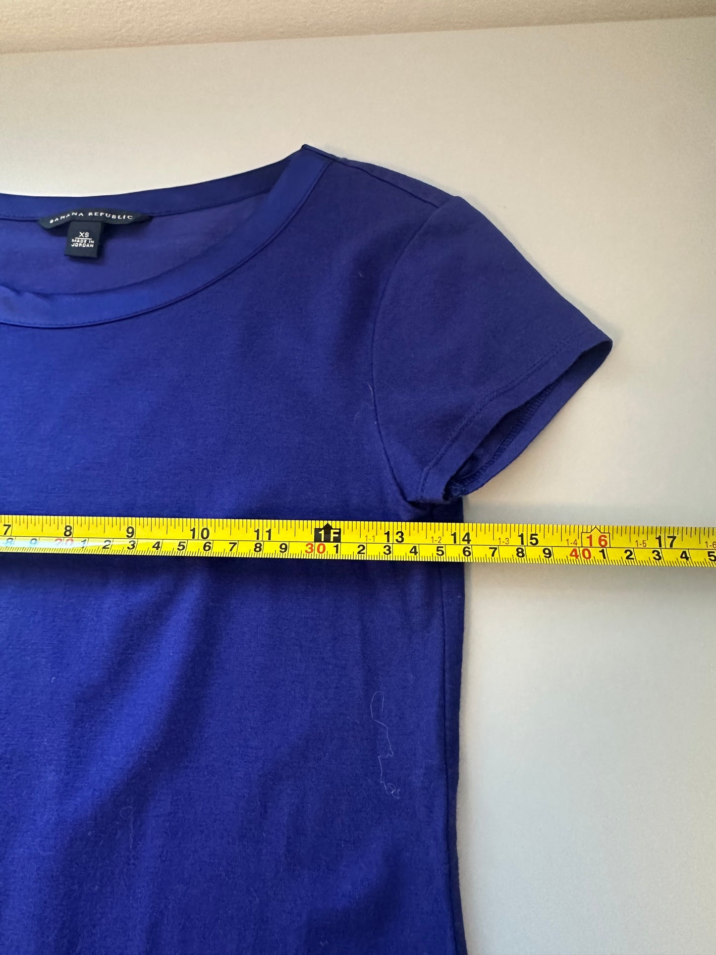 Banana Republic Purple Short Sleeve T-Shirt with Satin Trim | Size XS