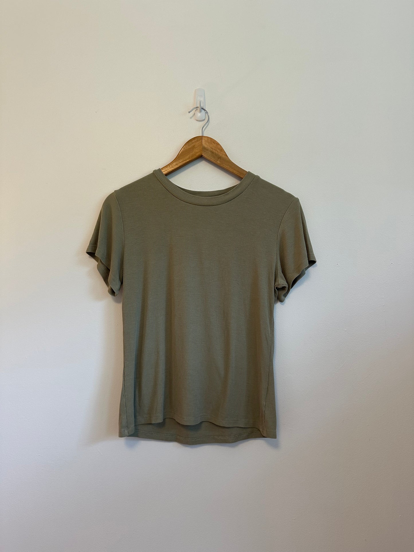Ribbed Knit Short Sleeve Crew Neck T-Shirt in Olive Green | Size Medium