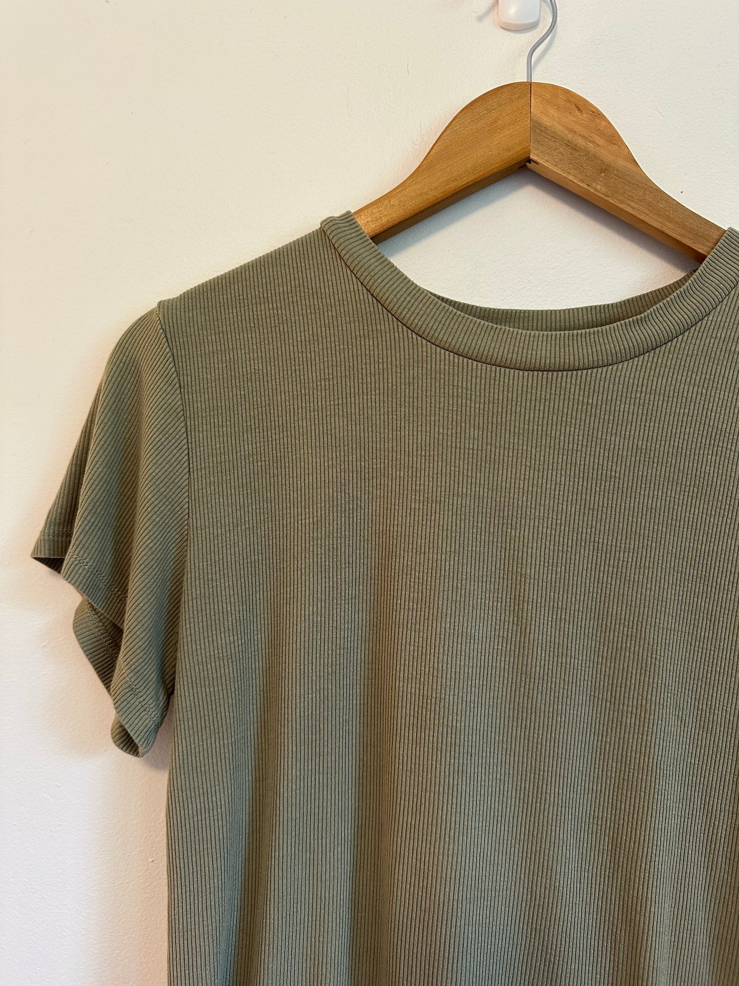 Ribbed Knit Short Sleeve Crew Neck T-Shirt in Olive Green | Size Medium