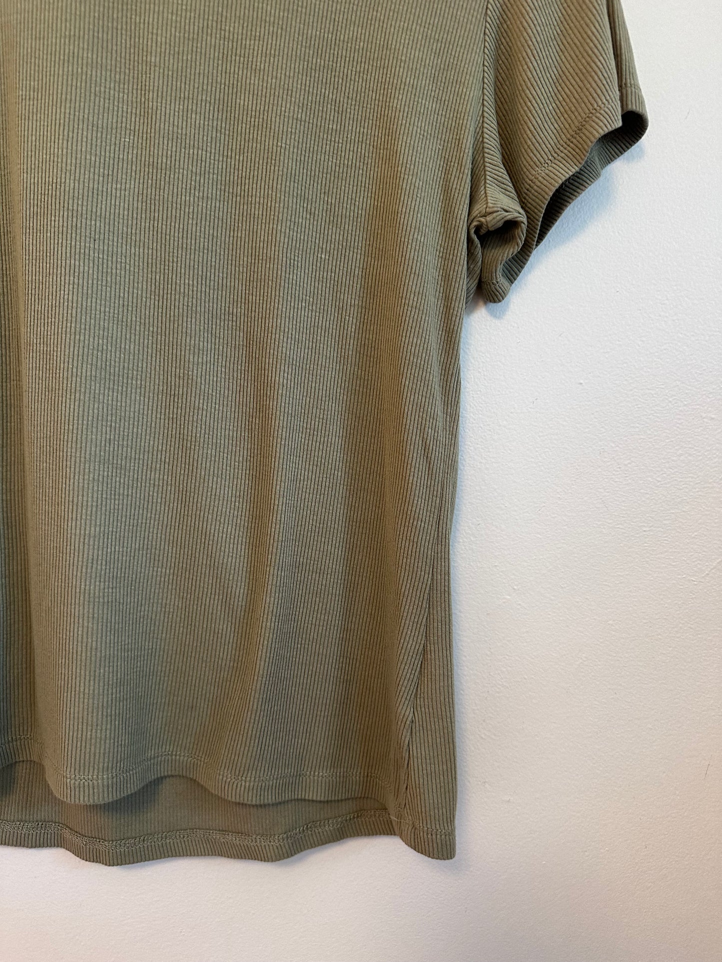 Ribbed Knit Short Sleeve Crew Neck T-Shirt in Olive Green | Size Medium