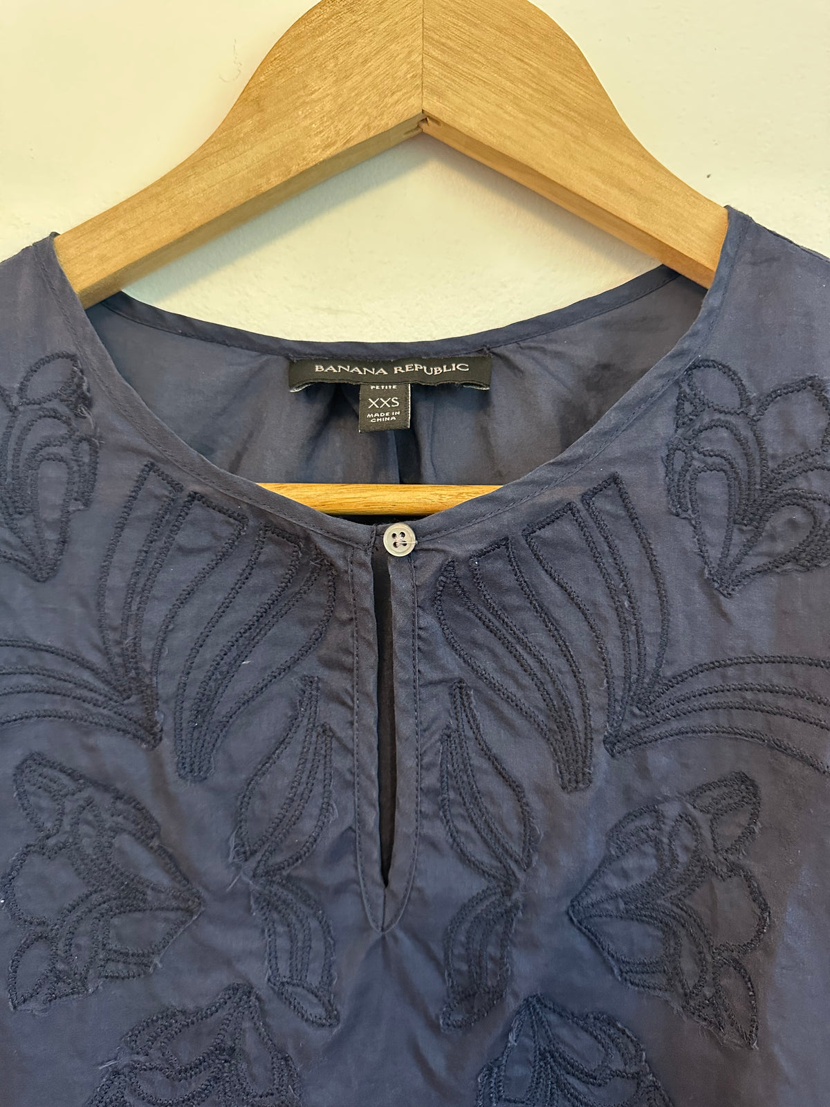 Banana Republic Navy Blue Cotton and Silk Embroidered Blouse | Size XXS Petite