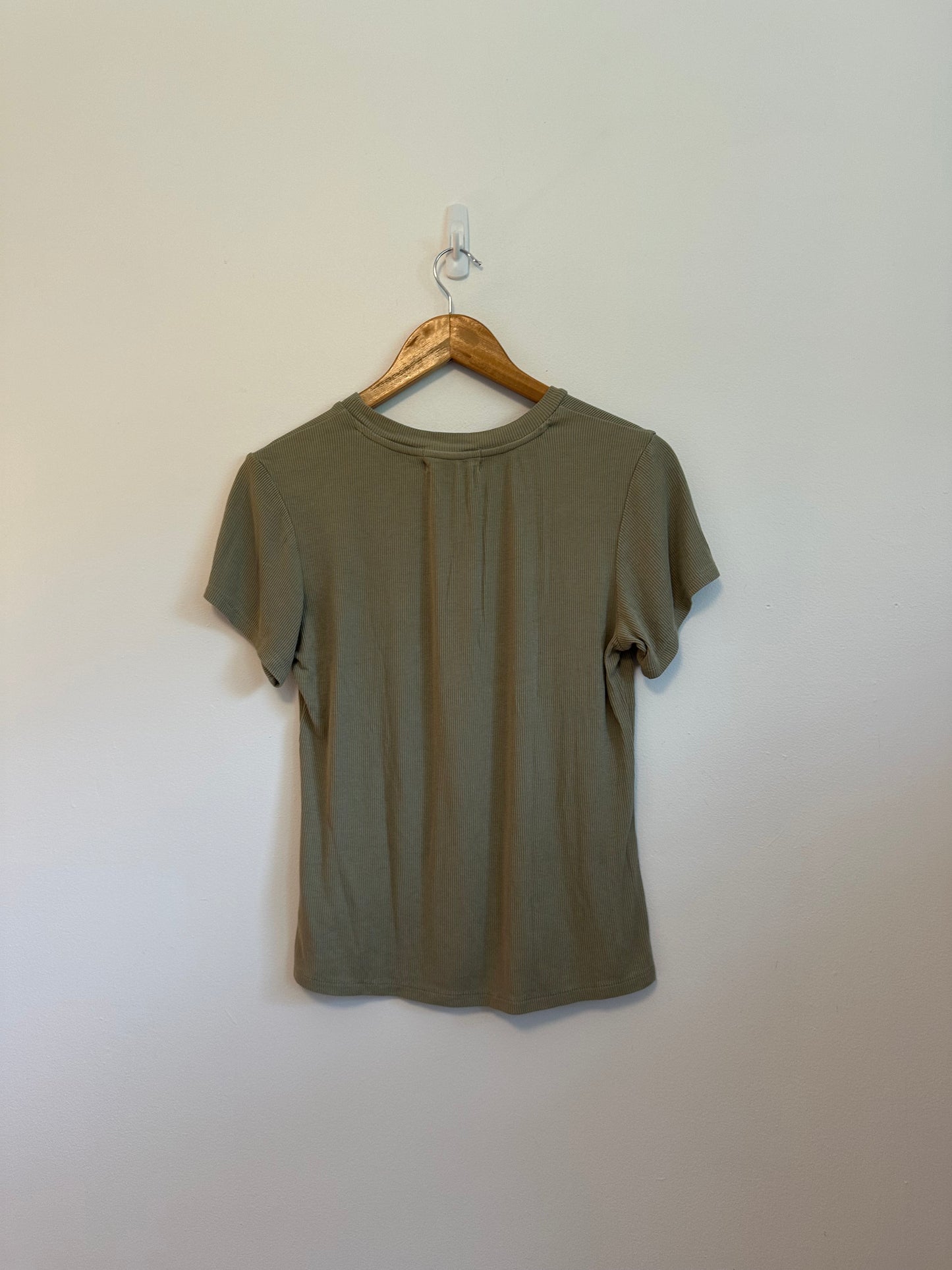 Ribbed Knit Short Sleeve Crew Neck T-Shirt in Olive Green | Size Medium