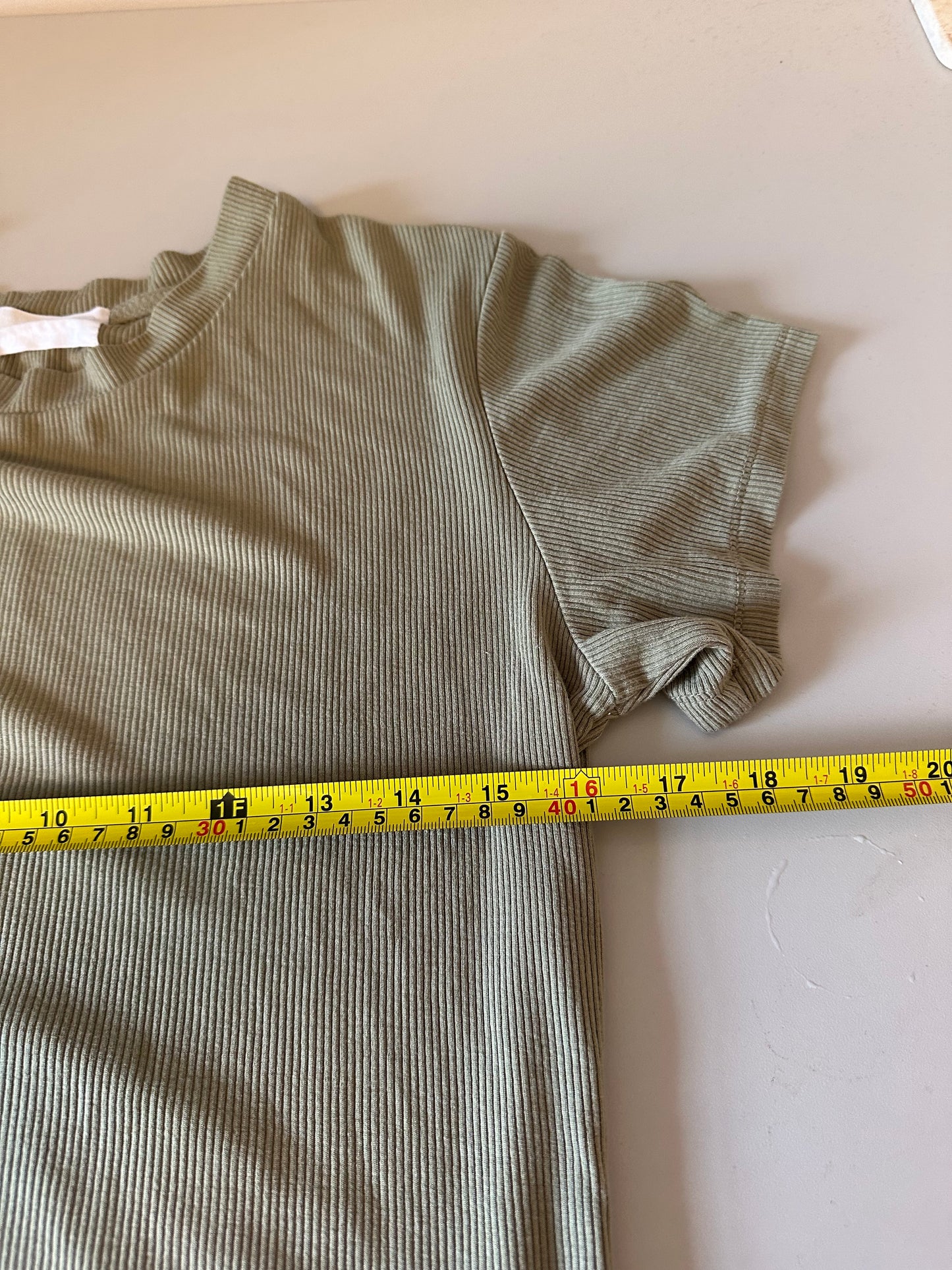 Ribbed Knit Short Sleeve Crew Neck T-Shirt in Olive Green | Size Medium