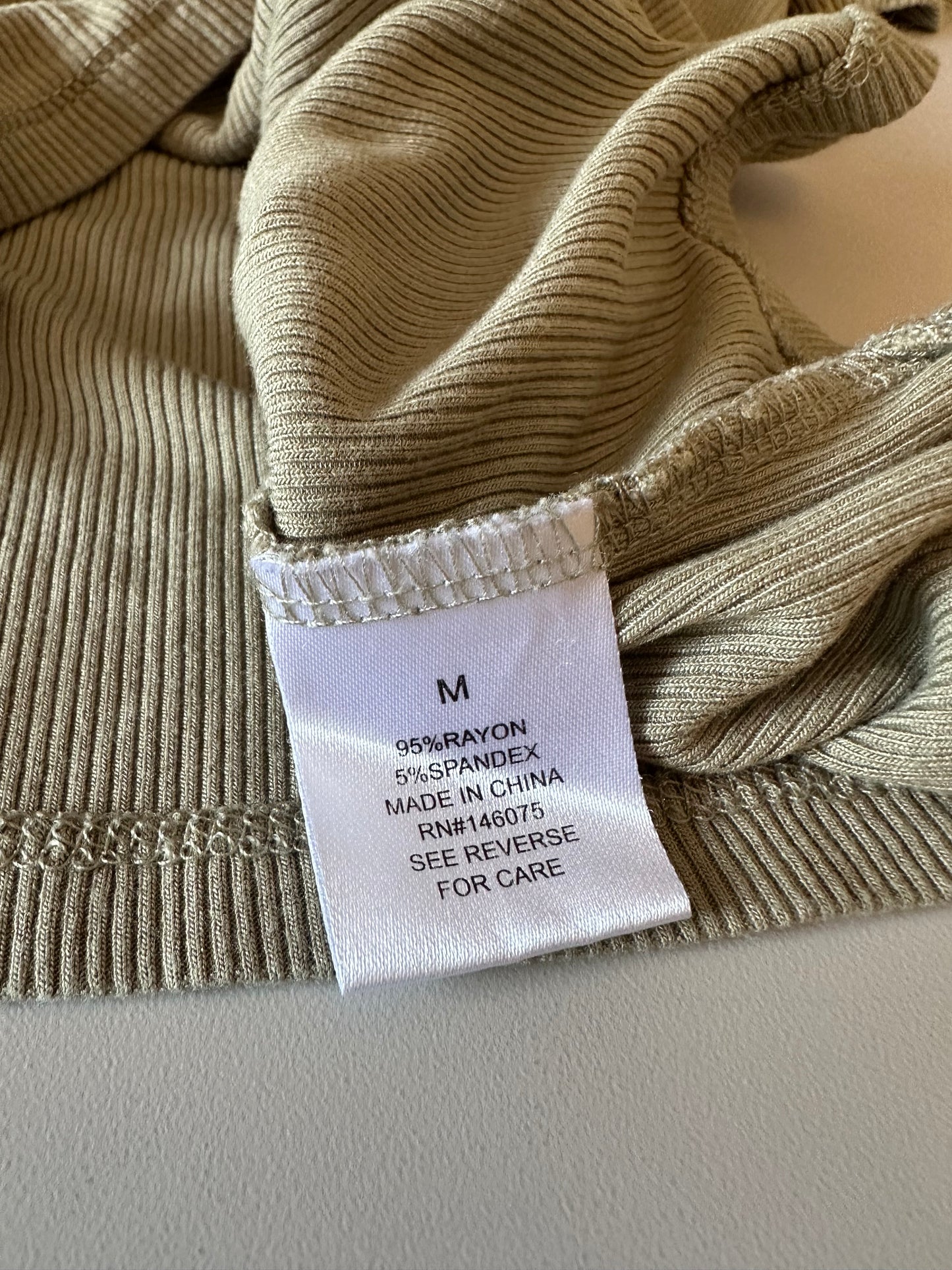 Ribbed Knit Short Sleeve Crew Neck T-Shirt in Olive Green | Size Medium