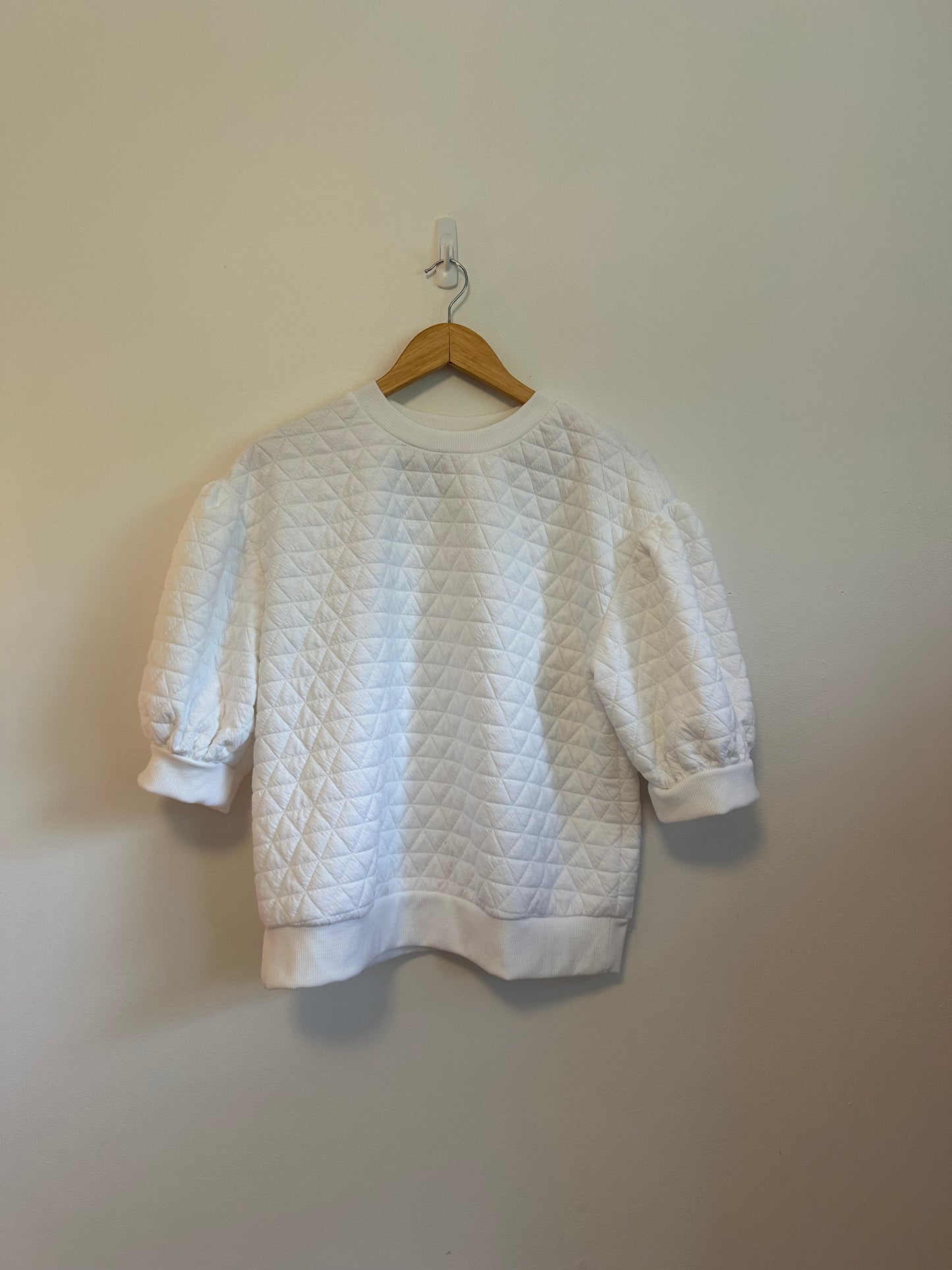 A New Day White Quilted Puff Sleeve Short Sleeve Crew Neck Sweatshirt | Size Medium