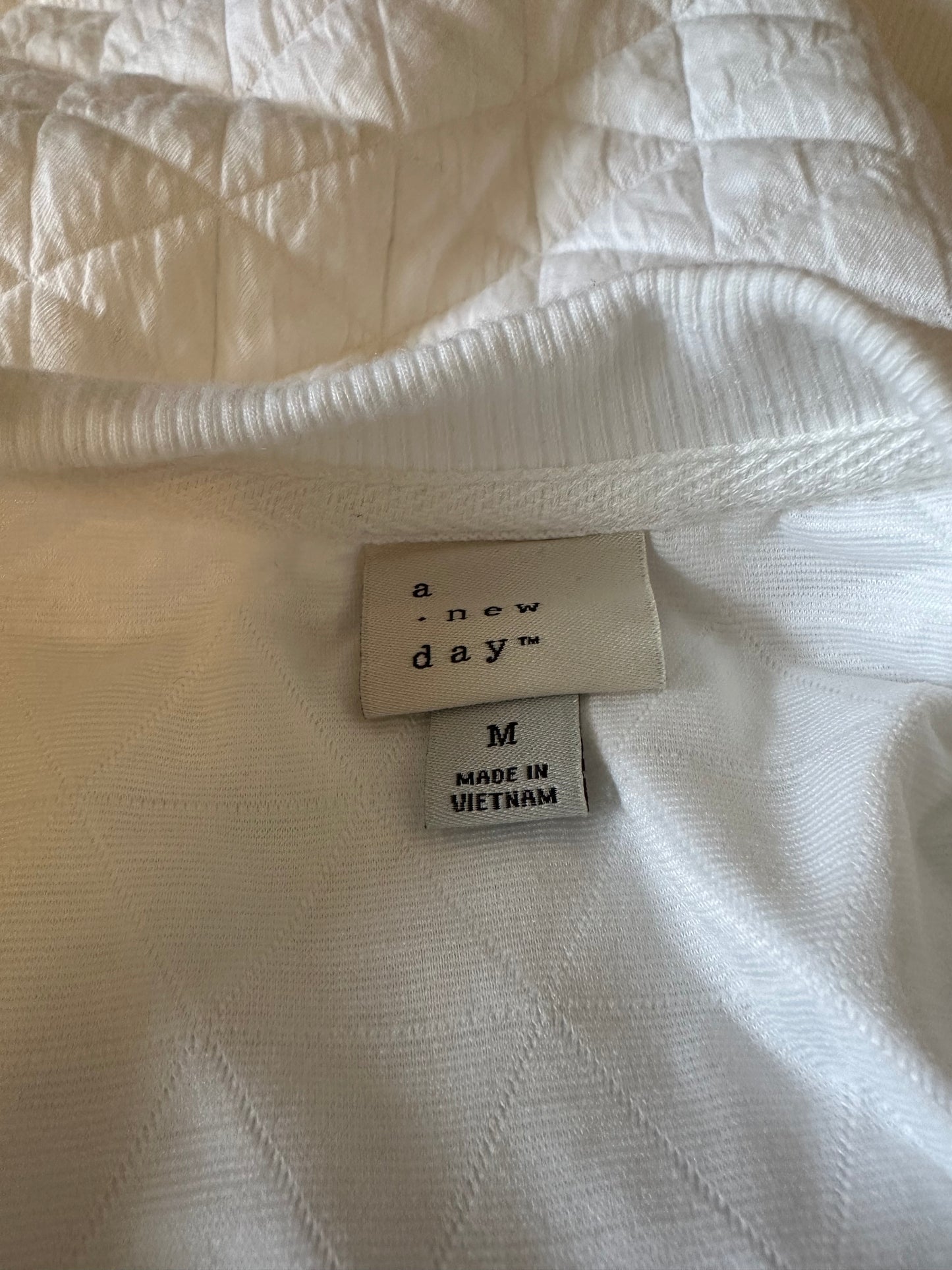 A New Day White Quilted Puff Sleeve Short Sleeve Crew Neck Sweatshirt | Size Medium