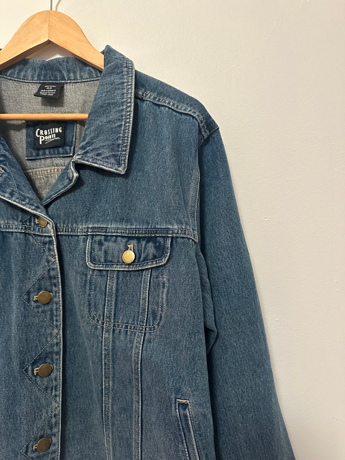 Crossing Pointe Blue Denim Trucker Jacket with Feather Back Patch in Cotton | Size XS