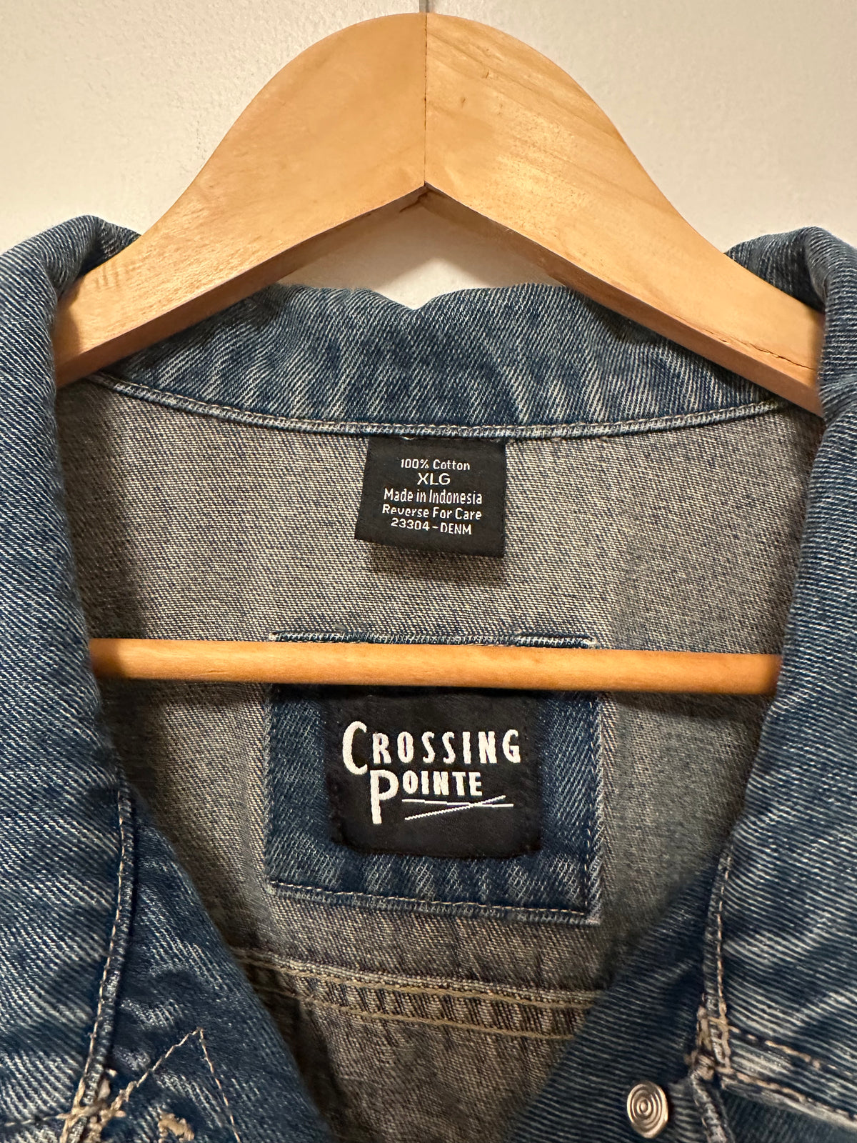 Crossing Pointe Blue Denim Trucker Jacket with Feather Back Patch in Cotton | Size XS