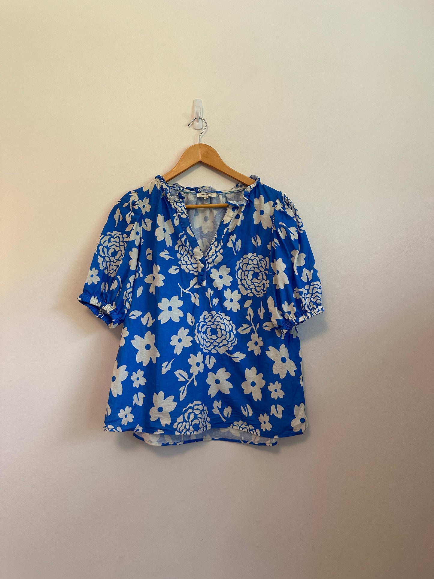 Umgee Floral Cotton Puff Sleeve Ruffle Neck Blouse in Blue and White | Size Small