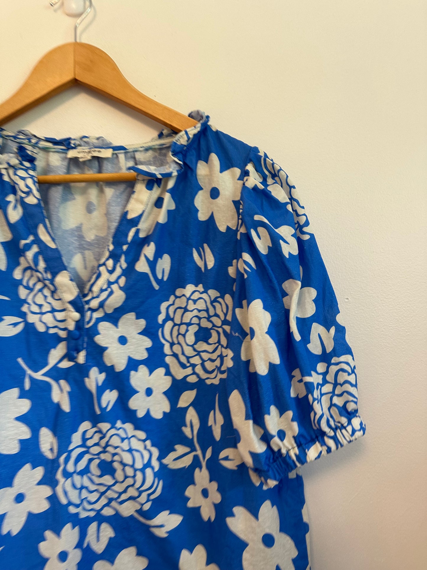 Umgee Floral Cotton Puff Sleeve Ruffle Neck Blouse in Blue and White | Size Small