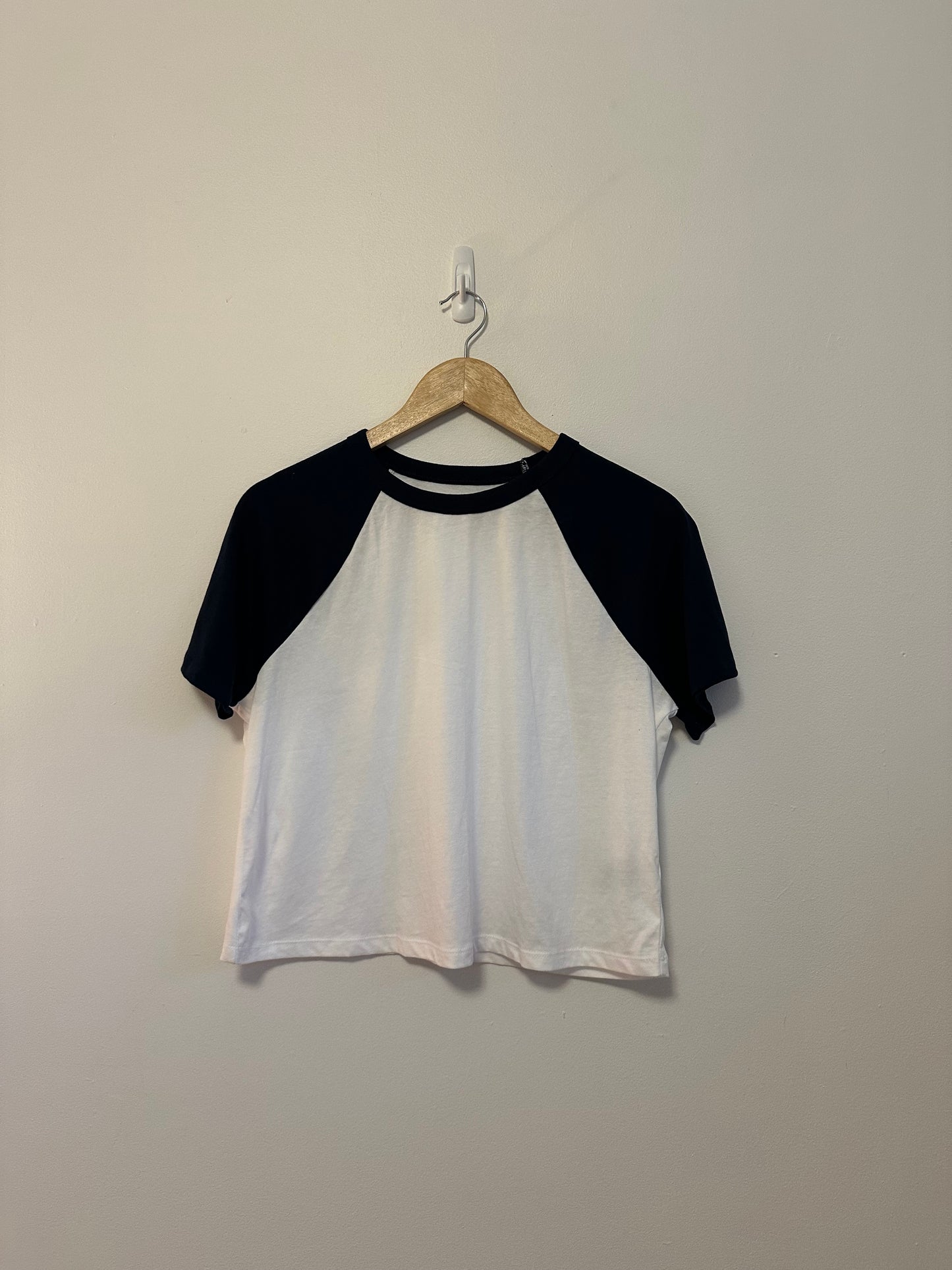 Old Navy Everywear Cropped Raglan Baseball Tee in White and Navy Blue | Medium