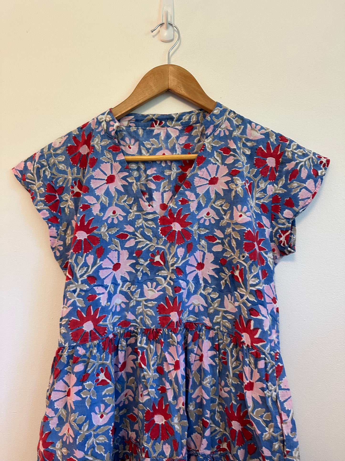 Blue Floral Block Print Tiered V-Neck Cap Sleeve Mini Dress | Size Small